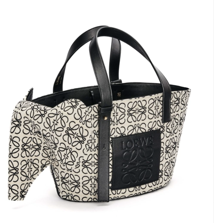 LOEWE Canvas Elephant Bag In Anagram Print คอลเลคชั่นใหม่ล่าสุดเลยค่ะ น้องช้างน่ารักมากมาย งานแบรนด์หรูจากประเทศสเปน โลเอเว่ (LOEWE) กระเป๋ารูปทรงช้างเป็นเหมือนหนึ่งในซิกเนเจอร์ของแบรนด์ ดีไซน์คงเอกลักษณ์วัสดุ Anagram Canvas Jacquard Fabric ผสมผสานกับหนัง