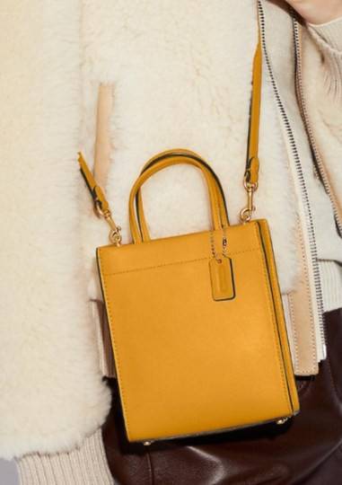 COACH MINI CASHIN TOTE ((C4828)) 💥พร้อมส่งที่ไทยรุ่นใหม่ล่าสุดค่ะ! กระเป๋าขนาดมินิ หนังแท้ หนังนิ่มสวย น่าใช้มากๆค่ะ ปากกระเป๋าแบบแม่เหล็ก ภายในสามารถใส่กระเป๋าเงินใบกลางได้;มือถือแบบตั้งได้ทุกรุ่น;ของจำเป็นจุกจิกสาวๆได้หลายอย่างนะคะ;พร้อมช่องเสีย