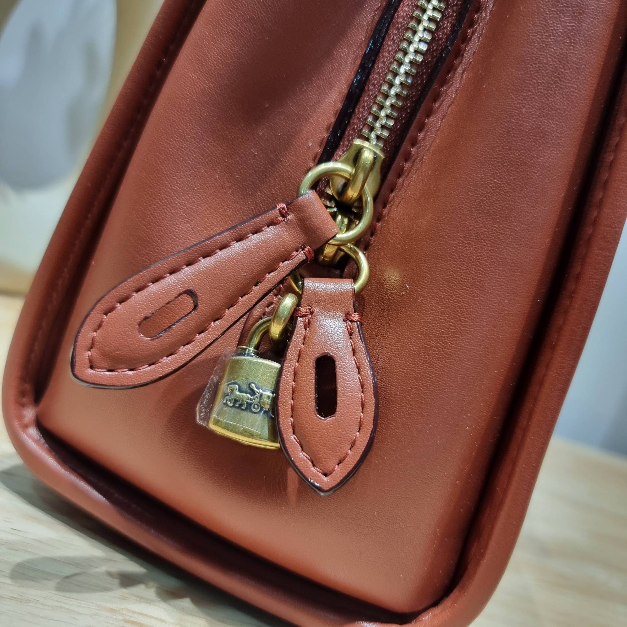 COACH brooke carryall in signature canvas CE733 ใหม่ล่าสุด อัพลุคคุณนายคุณหนูกันหน่อย กับกระเป๋าถือ/สะพายสุดหรู รูปทรงและดีไซน์ดูไฮน์มาก มีกุญแจล็อคซิปได้ วัสดุหนังแคนวาสตัดสลับหนังแท้ มีหูจับในตัว ภายในแบ่งสัดส่วนไว้อย่างดี ให้สามารถจัดเก็บของได้อย่างมีร