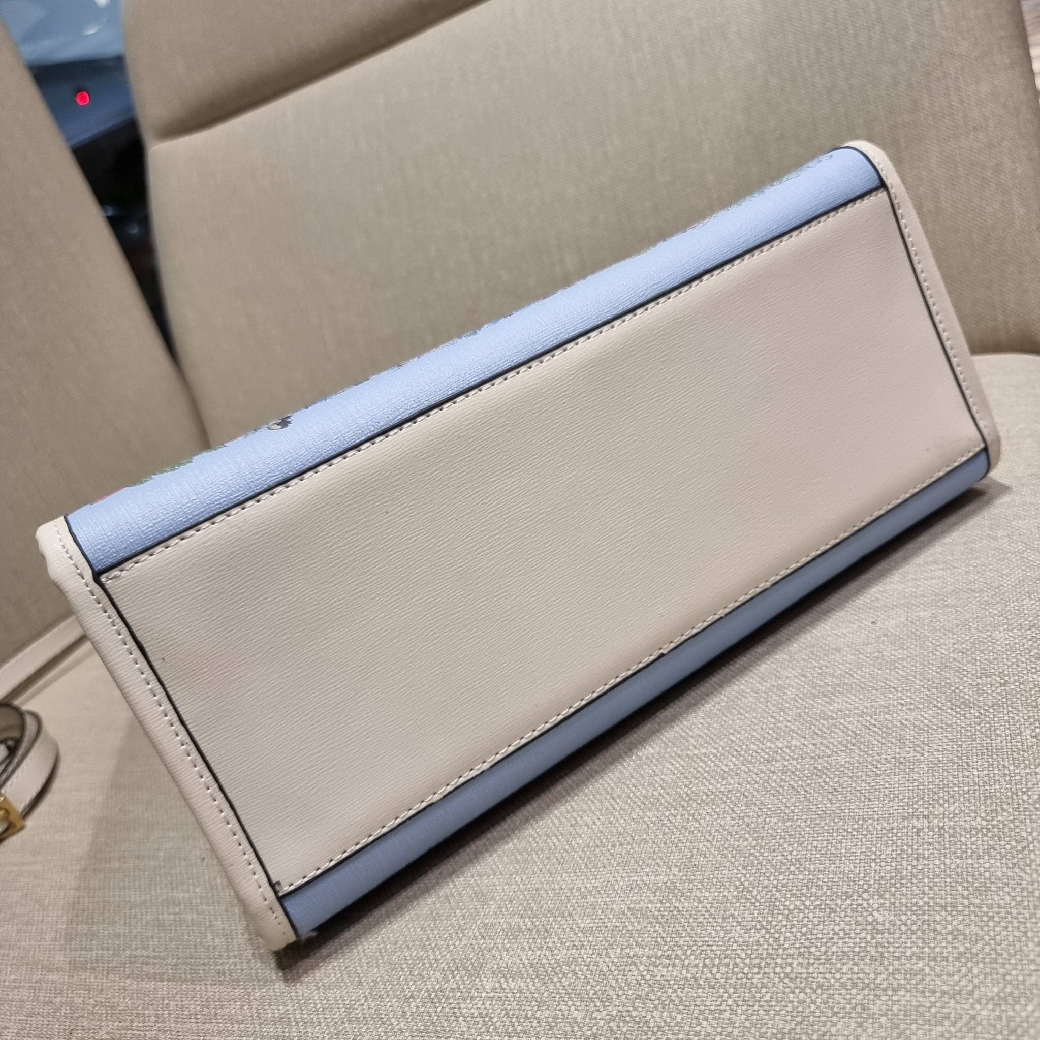 GUCCI TOTE BAG คอลเลคชั่นปีเสืออีกหนึ่ง สวยม้ากก!! กับกระเป๋าทรงโท้ท วีไอพีพรีเมี่ยมกิ๊ฟ ไซส์ใหญ่ โดดเด่นด้วยลวดลายไม่ซ้ำใคร สวยเอกลักษณ์ วัสดุหนังแคนวาส พรินท์ลายเต็มใบ ภายในโล่งกว้างมาก ใส่ของแบบแน่นๆ จุๆไปได้เลย หมดห่วง!! และยังมีสายครอสบอดี้มาให้ จะสะ