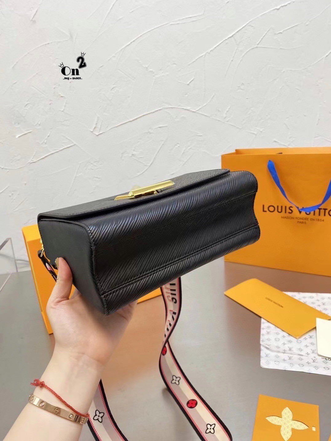 LOUIS VUITTON Twist Shoulder Bag MM / LV Twist MM ที่สุดของความสวยคลาสสิคย้อนยุค กระเป๋าสะพายที่มีลูกเล่น เพิ่มดีเทลให้น่าใช้งาน ด้วยสายสะพายแบบสปอร์ต ที่ปรับเปลี่ยนใช้ได้หลากหลาย วัสดุหนัง epi สวยคม ทนทาน ลวดลายเส้นไม้ แบบไม่มีใครซ้ำ เลิศๆไปอีกกับโลโก้สี