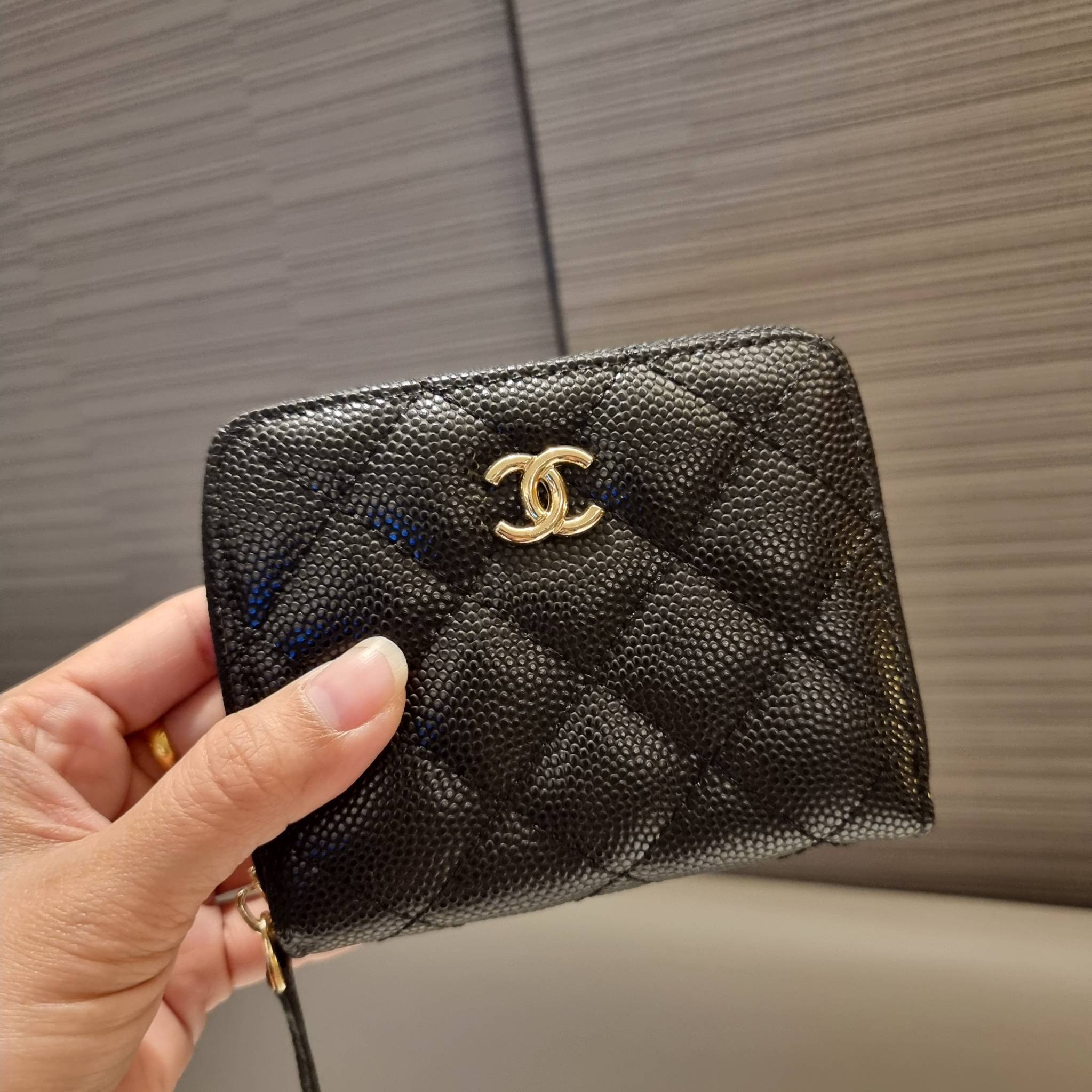 กระเป๋าสตางค์ใบสั้นรุ่นซิปรอบ จาก Chanel เรียบหรู ดูไฮน์ วัสดุหนังสังเคราะห์ลายคาร์เวีย ด้านในเป็นหนังซาฟเฟียโน่ เปิด-ปิดด้วยซิป รูดใช้งานง่าย ภายในกระเป๋ามีช่องใส่บัตร ใส่ธนบัตรได้ (แบบพับ) ดีไซน์เรียบหรูตามสไตล์ ใช้แล้วเฮง ใช้แล้วรวย จัดเลยจ้าา 🥰