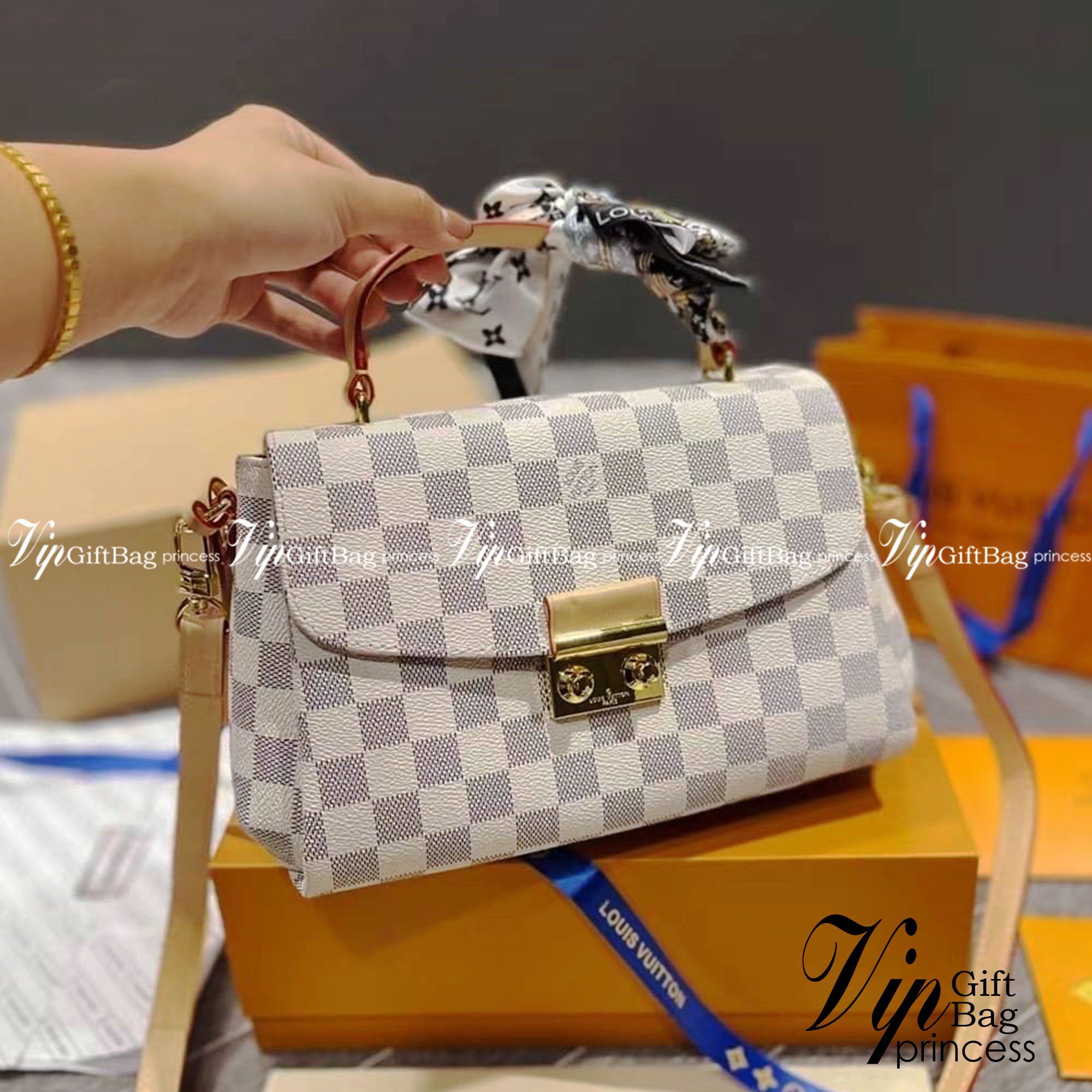 LV CROISETTE CROSSBODY BAG ให้สาวๆได้สวย ในราคาจับต้องได้ กับกระเป๋าสะพายข้าง ดีไซน์ลวดลายตารางเอกลักษณ์ คลาสสิคแต่ดูผู้ดี วัสดุหนังแคนวาส เปิด-ปิดด้วยตัวล็อคแน่นหนา ภายในโล่งกว้าง ใส่ของสำคัญได้ครบถ้วน สายสะพายถอดออกได้ ปรับได้ มีหูจับในตัว ถือเก๋ๆ หรือจ