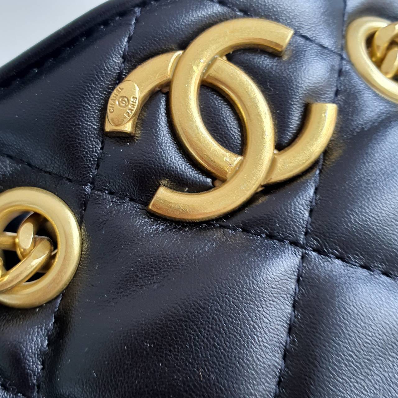 กระเป๋าทรงขนมจีบหรู จากงาน CHANEL VIP GIFT(GIFT WITH PURCHASE) จากเคาเตอร์ต่างประเทศ จากแบรนด์ CHANEL ลายหนังเรียบเงา อะไหล่ทองเข้มวินเทจ ด้านหน้าประดับโลโก้แบรนด์สีทอง เปิดปิดด้วยหนังคาดกระดุมแม่เหล็ก มาพร้อมช่องซิปอีกหนึ่งช่อง มาพร้อมสายโซ่ยาวประดับกิมม