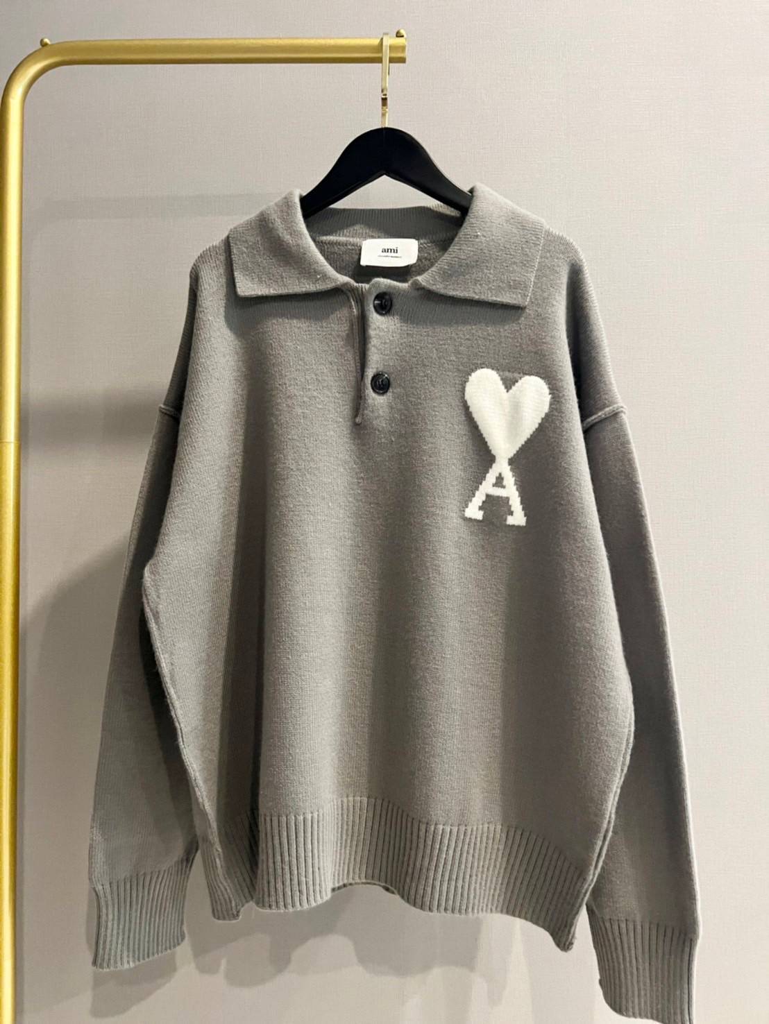 TOP ORI | TAUPE WOOL AMI DE COEUR POLO งานดีสุด สวยถูกใจแน่นอนค่ะ งานแบรนด์เนื้อผ้าอย่างดีงานนำเข้าจากโรงงานเทียบแบรนด์ เกรดท็อปออริจินอล เกรดดีสุด เทียบแท้ พร้อมป้ายแท็ก