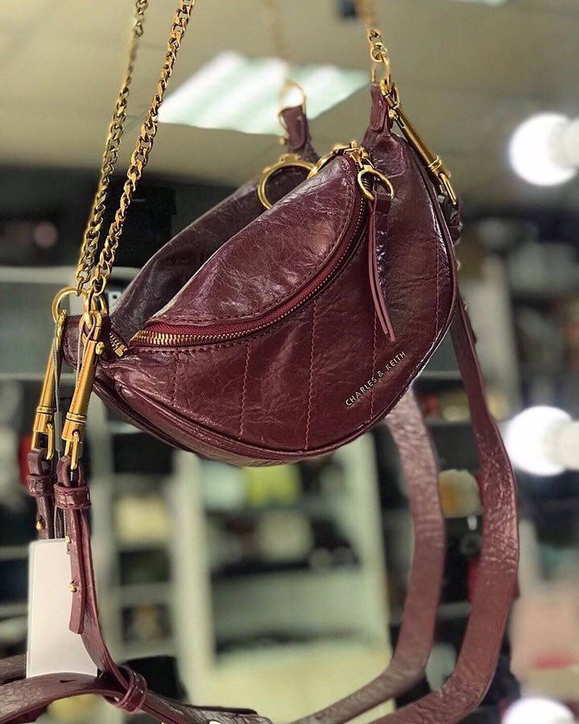 CHARLES & KEITH WRINKLED EFFECT RING ZIP TASSEL CROSSBODY BAG กระเป๋าสะพาย/คาดเอว/คาดอกรุ่นใหม่ล่าสุด เปิด-ปิดด้วยซิป ภายในโล่งกว้างมีช่องเล็กใส่บัตร จุของได้เยอะดีไซต์เก๋ไม่ซ้ำใคร สามารถสะพายได้หลายแบบไม่จำเจ ราคาสุดคุ้มห้ามพลาดค่ะ