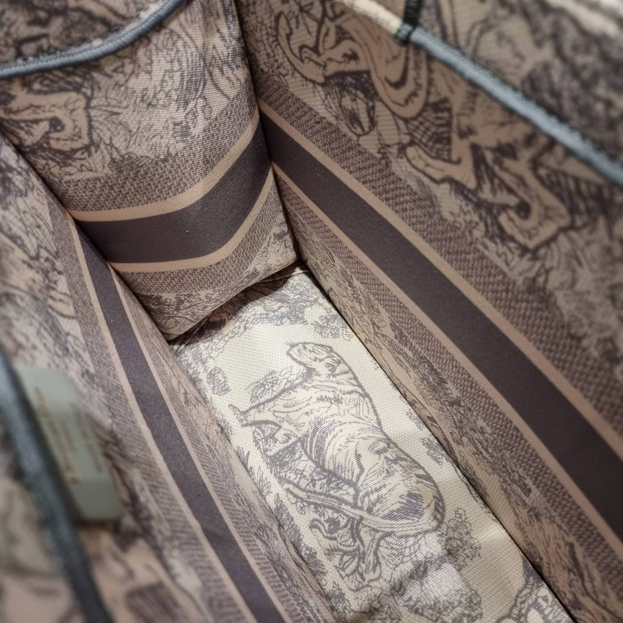 VIP 】HOT ARRIVAL!! DIOR CD SHOPPING BAG WITH GWP กระเป๋าทรงช้อปปิ้งใบใหญ่ จุใจ!! พรีเมี่ยมกิ๊ฟรุ่นดับเบิ้ลฮอต ดีไซน์คลาสสิควินเทจ สวยหรู วัสดุผ้าแคนวาสลายกราฟฟิค ภายในโล่งกว้างมากๆ ใส่ของจุสุดๆ โน้ตบุ้ค ไอแพด กระเป๋าสตางค์ มือถือ หรือเสื้อผ้ายังได้ สะพายค