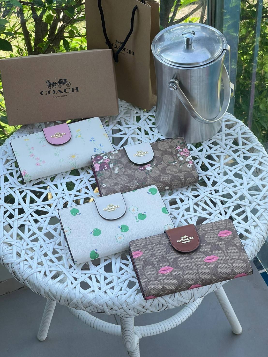 COACH TECH WALLET IN SIGNATURE CANVAS อีกหนึ่ง collection ของกระเป๋าสตางค์ที่ดีไซน์ทันสมัยให้ใช้งานได้แบบครบครัน เป็นกระเป๋าสตางค์ ที่มีช่องสำหรับใส่โทรศัพท์มือถือ ธนบัตร เหรียญ และบัตรต่าง ๆ ใช้งานแบบ2ด้าน เพิ่มความสะดวกสบายด้วยสายคล้องมือ ช่วยให้พกไปไหน