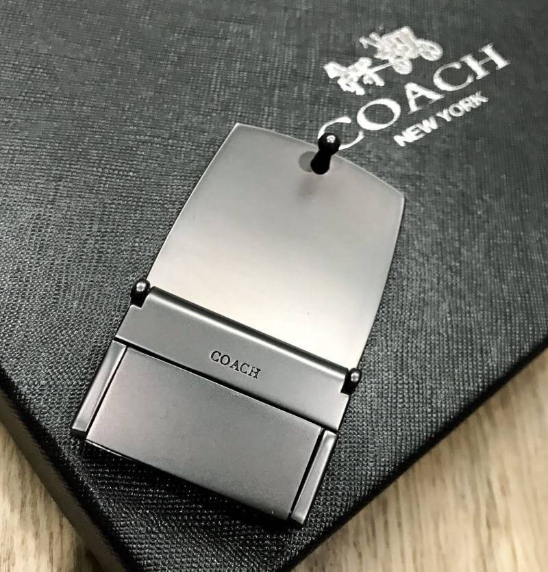 COACH BELT VALUE PACK BOX SET เซทเข็มขัด 2in1 Limited Edition จาก Coachในเซทมีหัวเข็มขัด2แบบ2สไตล์สวยน่าใช้ สายเข็มขัดสามารถกลับด้านใช้ได้2ด้านมี2ลายให้หนุ่มๆสลับใช้ได้ถึง4แบบในเซทเดียวไม่จำเจ สายเข็มขัดปรับระดับได้เจาะรูปเพิ่มได้ มาพร้อมกล่องเเละถุงกระดา