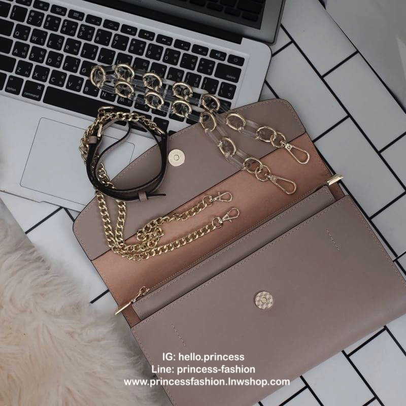 คลัชมาใหม่ สัปดาห์นี้ค่า ‘ Stair ‘ Clutch bag ✔️รอบนี้เข้าเพิ่มอีก 5 ลายเลยน๊า หลังจากปล่อยคอลเลคชั่นแรกออกไปแล้วได้รับความนิยมมากๆ รอบนี้จัดเฉดสีกลางๆ ให้แมทช์ง่ายกับชุดด้วยค่า **หนังวัวแท้ค่า