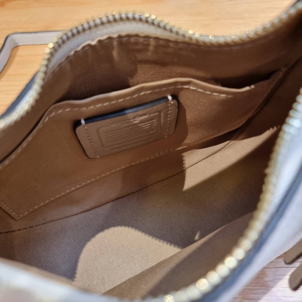 COACH C6807 KLEO HOBO IN SIGNATURE CHAMBRAY ใหม่ล่าสุด คอลเลคชั่นสุดคิ้วท์ ที่สาวๆต้องหลงรัก กระเป๋าสะพายทรงโฮโบ ที่ดีไซน์มาให้ปรับใช้งานได้หลากหลาย วัสดุหนัง pepble สวยหรู รูดเปิด-ปิดด้วยซิป ภายในเป็นช่องโล่ง สายคล้องสามารถถอดออกใส่สายยาวสะพายข้างได้ หรื