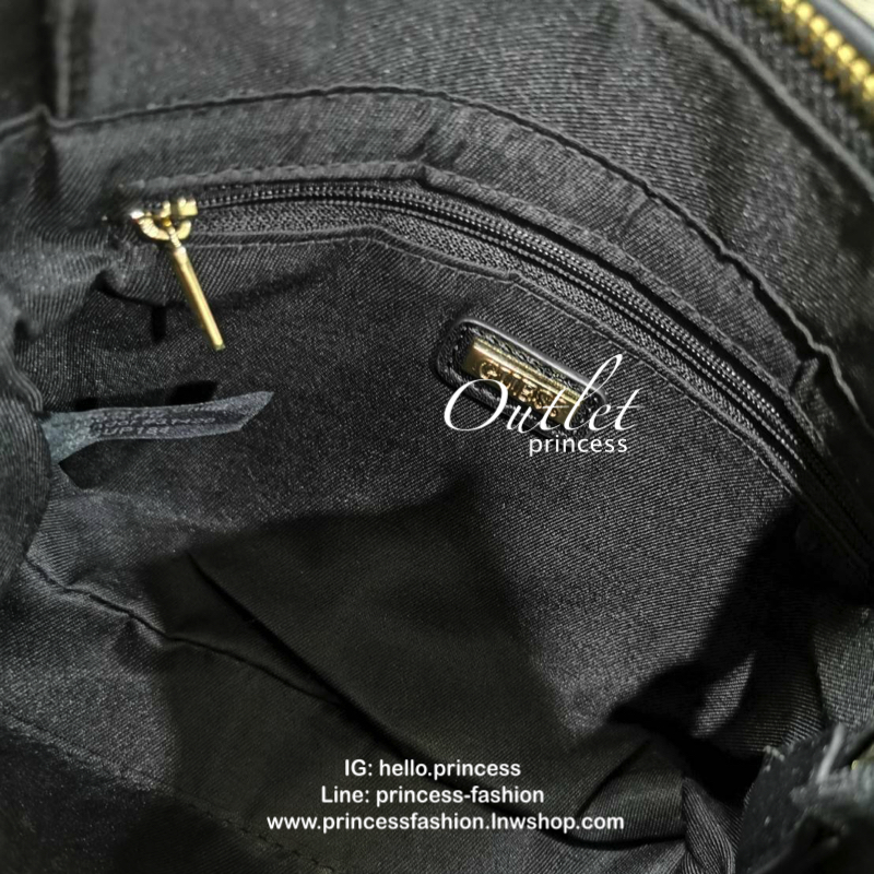 Guess Woman Factory Crossbody Bag กระเป๋าสะพายรุ่นใหม่ดีไซน์สวยหรูคลาสสิคจาก GUESS FACTORY วัสดุหนังเเกะสังเคราะห์เนื้อหนานิ่มลายตาราง เปิดปิดด้วยซิปสะดวกใช้ ด้านหน้ามีโลโก้ ภายในมีโลโก้ช่องใส่ของ และช่องซิป ใส่กระเป๋าสตางค์ใบยาว ของใช้ได้จุ มาพร้อมสายสะพ