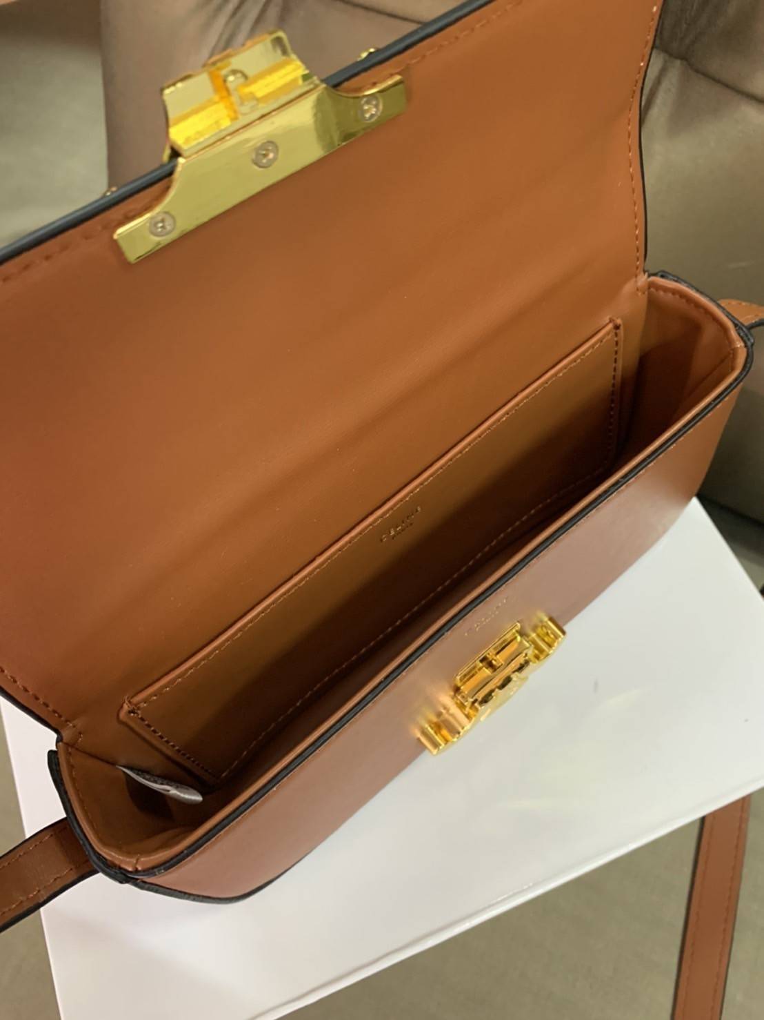 CELINE TRIOMPHE SHOULDER BAG VIP GIFT WITH PURCHASE-GWP พรีเมี่ยมกิ๊ฟ Limited Edition จาก CELINE PERFUME DUTY FREE COUNTER วัสดุหนังแกะสังเคราะห์เรียบ ดีไซน์ยอดนิยมสไตล์สาว LISA ทรงเหลี่ยมสวยหรูอยู่ทรง