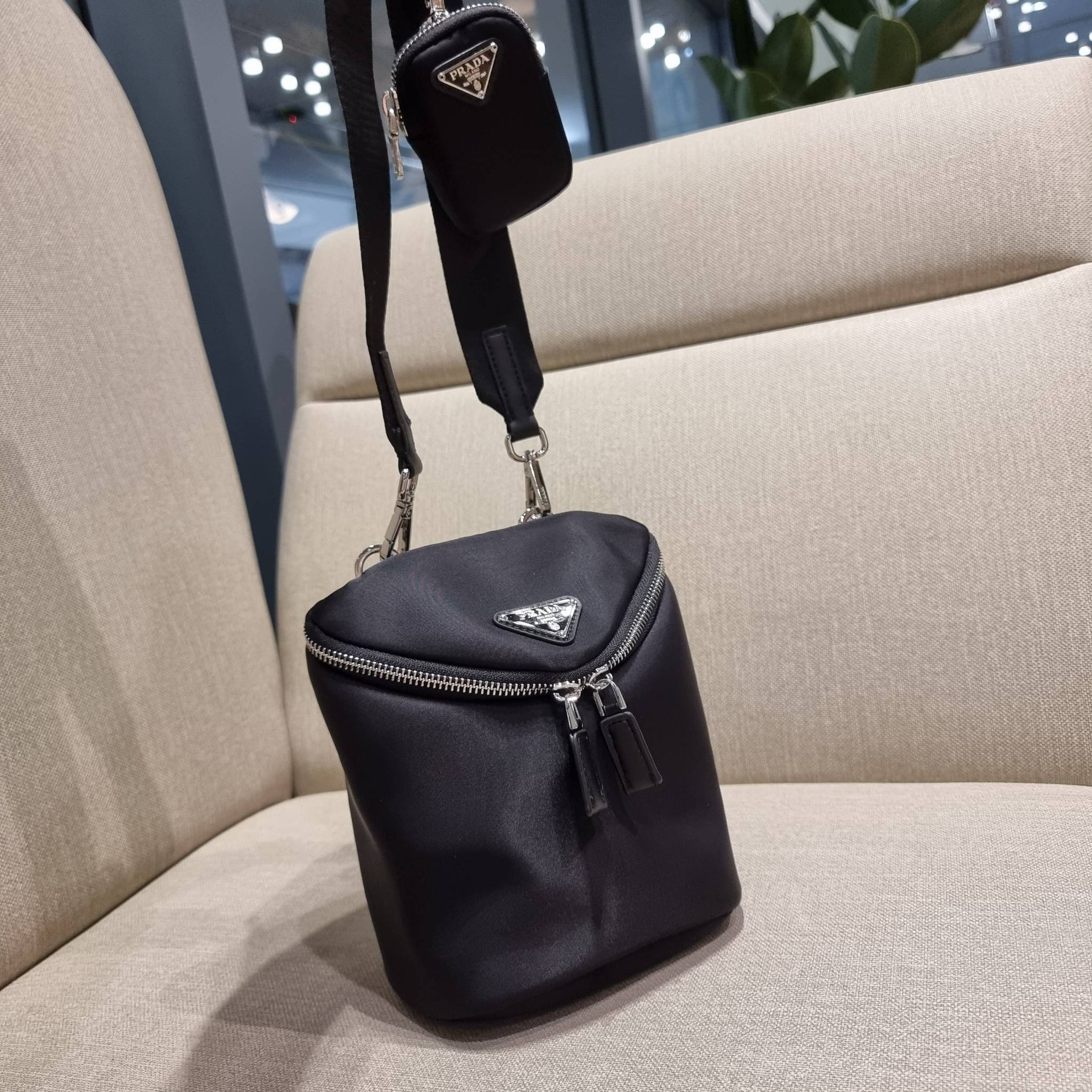 PRADA RE-NYLON AND LEATHER SHOULDER BAG ถึงเวลาของหนุ่มกันแล้ว!! ไอเท็ม best seller ที่เตรียมขึ้นแท่นรุ่นหายาก เท่ คูล ดูดี ไม่เกร่อ กระเป๋าสะพายข้าง รูปทรงเรขาคณิต ดีไซน์เรียบง่าย แต่มีความหรูในตัว วัสดุผ้าไนล่อนคุณภาพ พร้อมใบลูก ไว้ใส่เหรียญ ใส่กุญแจได้