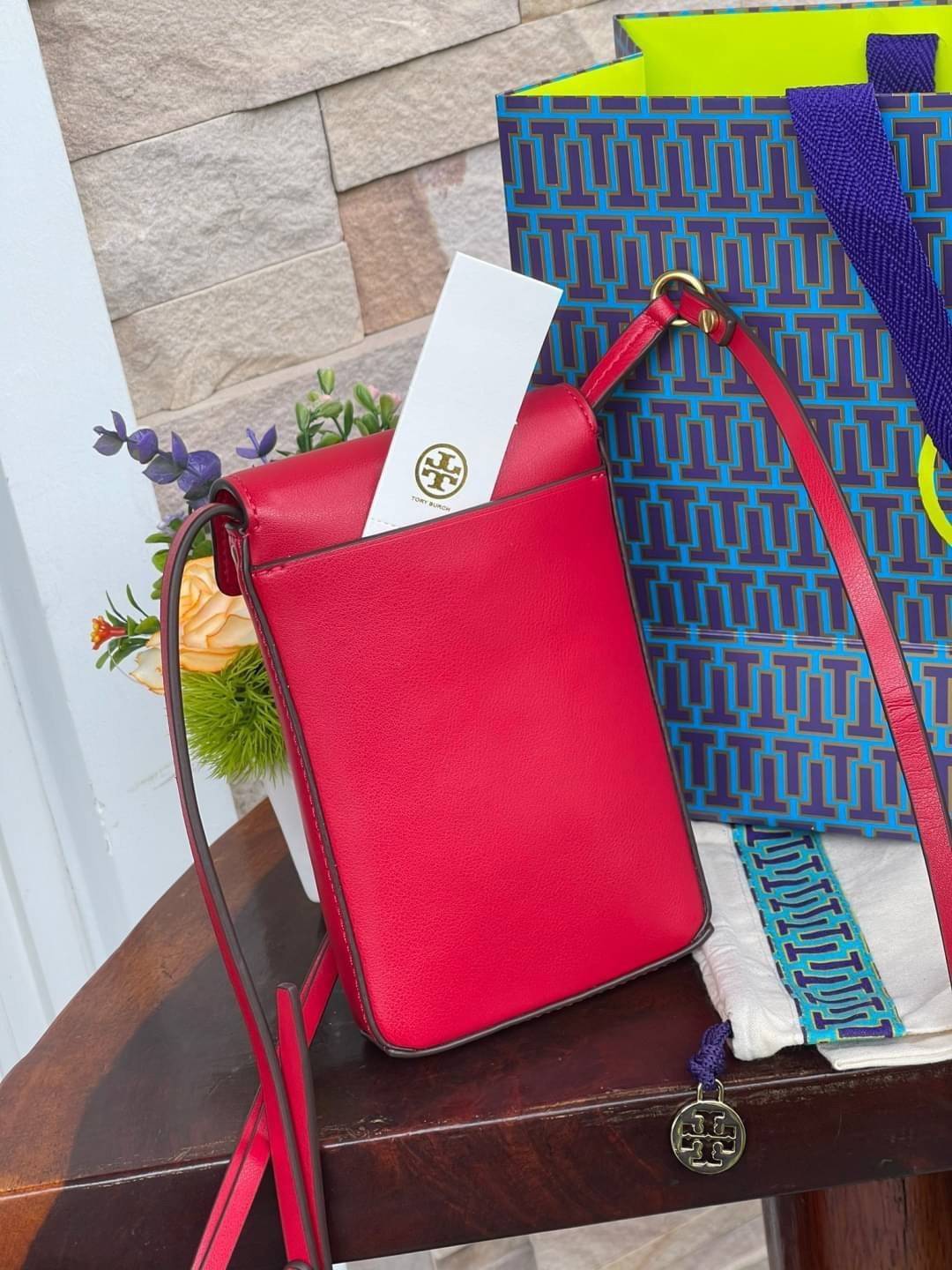 TORY BURCH MILLER METAL PHONE CROSSBODY อีกหนึ่งกระเป๋าใส่มือถือรุ่นฮิตที่เชื่อว่าหลาย ๆ คนต้องเคยเห็นผ่าน ๆ ตามาอย่างแน่นอน กับแบรนด์ Tory Burch ดีไซน์กระเป๋าทรงฝาพับแม่เหล็กใช้งานง่าย มาพร้อมดีเทล Logo สีเดียวกับเฉดสีของกระเป๋า แต่ยังมีความน่ารักด้วยทรง