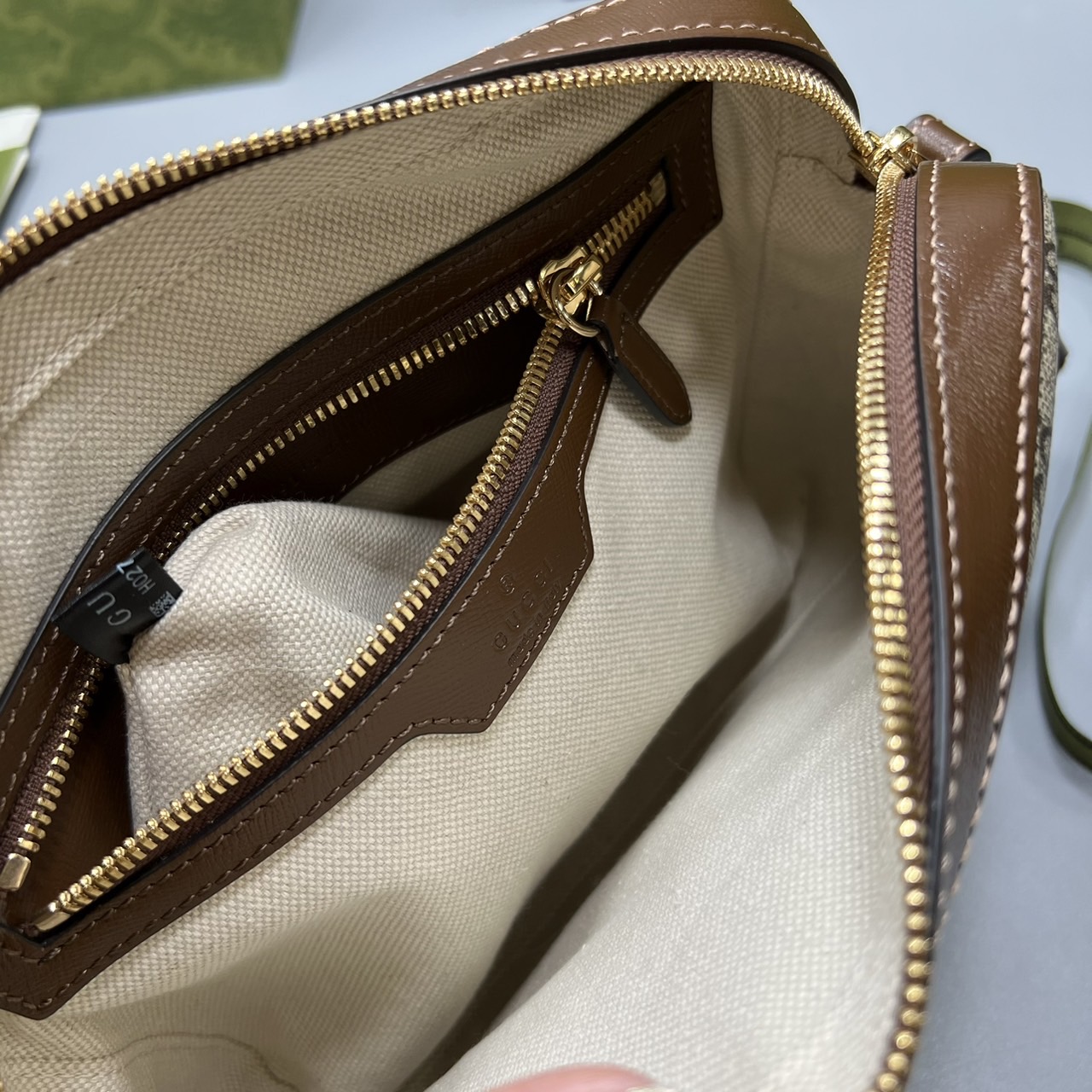 GUUCI Messenger bag with Interlocking G / guccipouch กระเป๋าสะพายทรงแมสเซ็นเจอร์ ใหม่ล่าสุด พิมพ์ลายคมชัดโมโนแกรมแคนวาสกับไอเท็มที่หนุ่มๆต้องไม่พลาด ดีไซส์สวยเด่นเป็นเอกลักษณ์