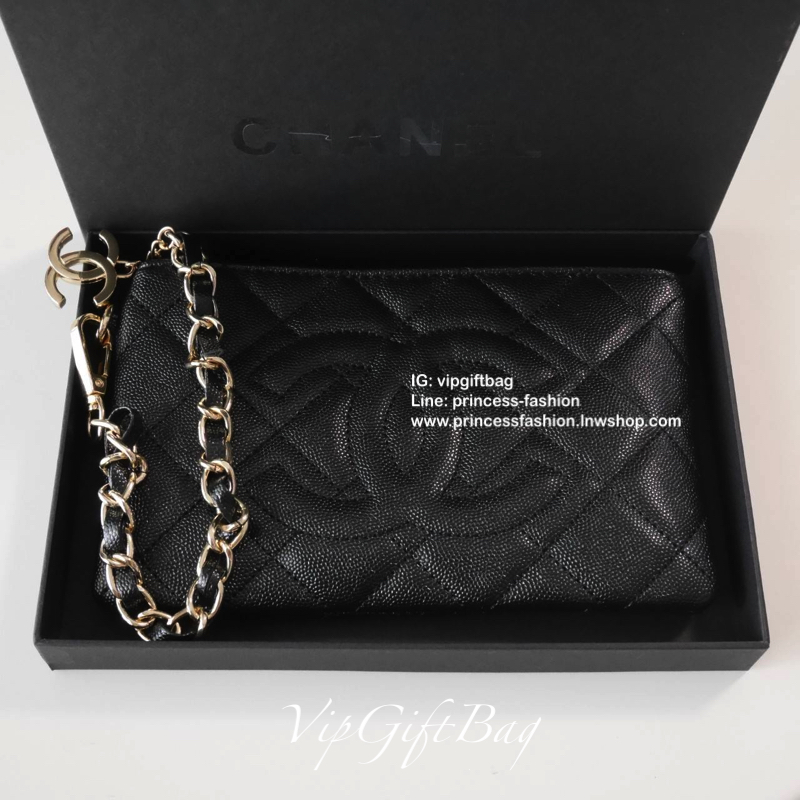 รุ่นใหม่ล่าสุด ที่สาวๆหลายคนรอคอย! *ใบเล็กน่ารัก *หนังคาเวียร์แน่น กับ CHANE VIP GIFT PURSE BAG กระเป๋าคล้องมือ ทรงสวย ขนาดกะทัดรัด จากงาน VIP GIFT รุานหายาก วัสดุหนังคาเวียร์สุดหรูเปิดปิดด้วยซิปอะไหล่ทอง ประดับโลโก้ ด้านในใส่กระเป๋าสตางค์สั้ร มือถือ ipho