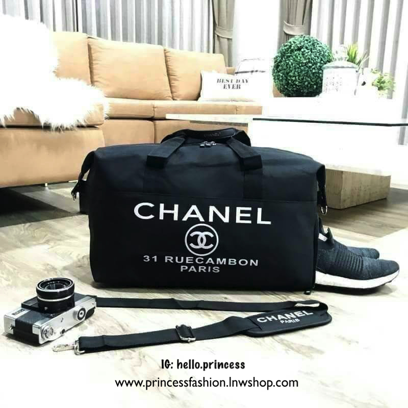 CHANEL VIP GIFT Large Travel Bag กระเป๋าเดินทาง Gift With Purchase รุ่น Limited Edition พรีเมี่ยมกิ๊ฟของเเท้จาก Chanel Perfumes Counter วัสดุ NYLON เนื้อหนาสีดำสกรีนโลโก้ด้านหน้า เปิดปิดด้วยซิป หัวซิปแบรนด์ ใบใหญ่จุใจ พิเศษ! มีช่องใส่รองเท้าด้านข้างแยกเป็