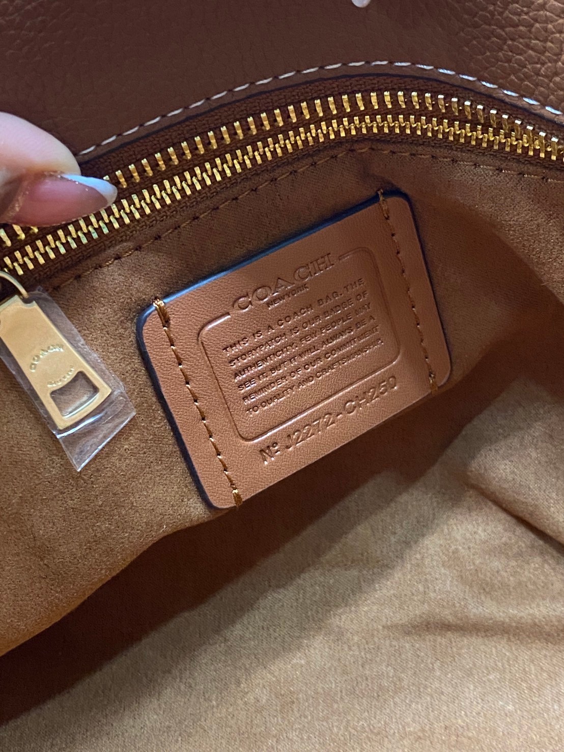 Coach Logan Carryall In Signature Canvas / COACH Tote In Signature Canvas Bag กระเป๋าทรงโท้ท พร้อมสายผ้าสปอร์ต ภายในโล่งกว้าง มีหูจับในตัวและสายครอสบอดี้ ปรับระดับได้ รับไอเท็มนี้ไปใช้ยังไงก็ไม่มีวันเบื่อจ้า เอาอยู่ทุกลุค ทุกวัน!!