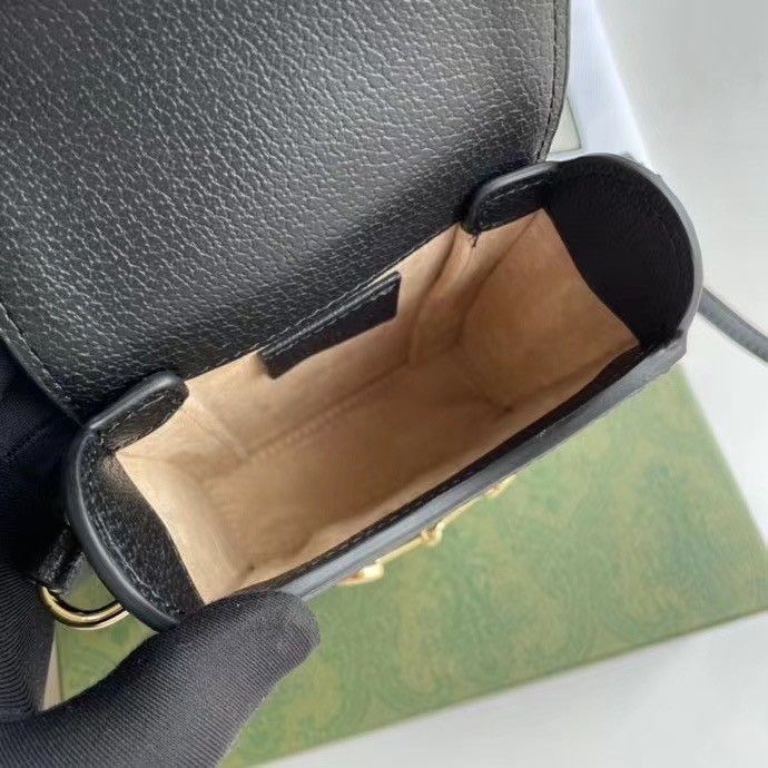 Gucci Horsebit 1955 mini bag / Gucci Phone Bag เกรดใช้งานสลับใบจริงได้ ออริจินอล รุ่นยอดฮิต ไซส์มินิ ที่ใครๆก็ต้องรู้จัก!! กับกระเป๋าขนาดมินิ ได้รับแรงบันดาลใจมาจากดีไซน์ดั้งเดิม ซึ่งแอคเซสเซอรี่นี้โดดเด่นด้วยรายละเอียดดั้งเดิมที่ทันสมัยโดยเน้นที่ฮอร์สบิต