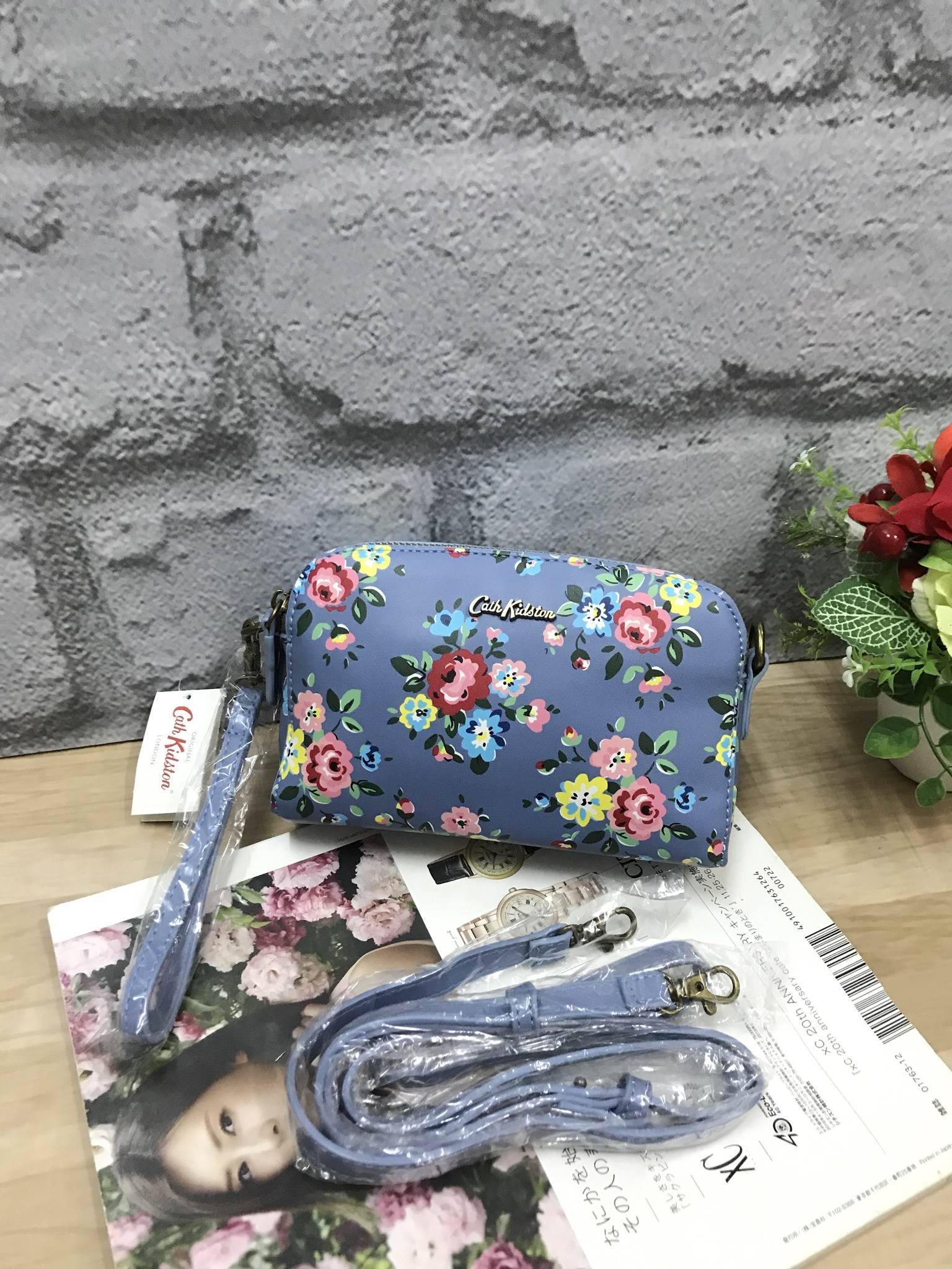 CATH KIDSTON MINI LEATHER DOUBLE ZIP BAG Restock !!รุ่นขายดีอีกรุ่น วัสดุหนังpu เป็นกระเป๋าคล้องมือหรือสะพาย Cross Body หนังเรียบอยู่ทรงสวยขนาดมินิน่ารักกำลังน่ารัก เปิดปิดด้วยซิป 2 ช่อง หัวซิปหนังแท้ปั้มโลโก้ ด้านหน้าประดับอะไหล่โลโก้แบรนด์ ภายใน Cotton 