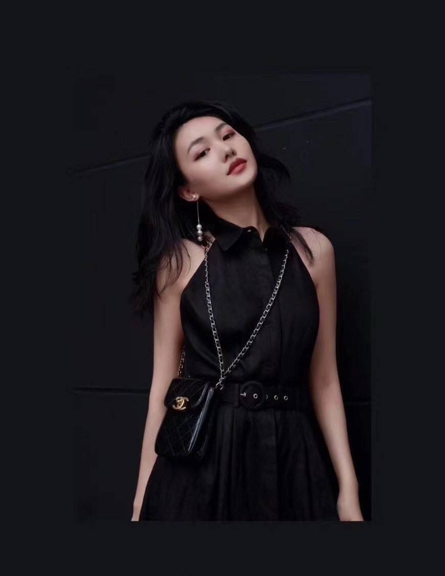 รุ่นขายดี!! CHANEL VIP WOC BAG / Chanel Phone Bag ขนาดกำลังดี วัสดุหนังเรียบพิมพ์ลายยับ เปิดปิดด้วยตัวล้อคปั้มแบรนด์ อะไหล่ทอง ลายวินเทจ