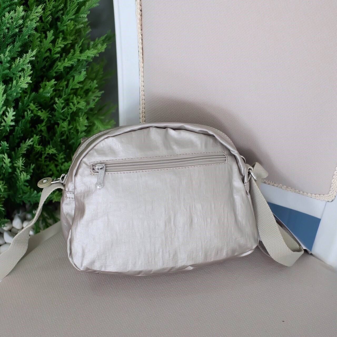 Kipling mini crossbody bag กระเป๋าสะพายขนาดกำลังน่ารัก น้ำหนักเบา มากับสีใหม่ wrike golden ค่ะ ด้านหน้ามี 1 ช่อง ช่องหลักเปิดปิดด้วยซิป ภายในกว้างจุได้เยอะ ใส่กระเป๋าสตางค์ยาวได้ มีช่องเล็ก และช่องซิป ด้านหน้ามีอีก 1 ช่อง มาพร้อมพวงกุญแจลิง และสายสะพายยาว