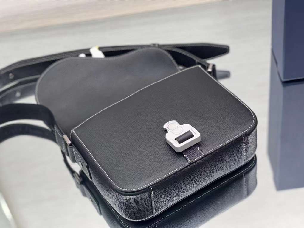 Dior Saddle Messenger Bag / Dior messenger bag Technical and Grained Calfskin เกรดเทพออริจินอล หนังแท้ ภาพถ่ายจากสินค้าจริง ใช้งานต่างประเทศได้
