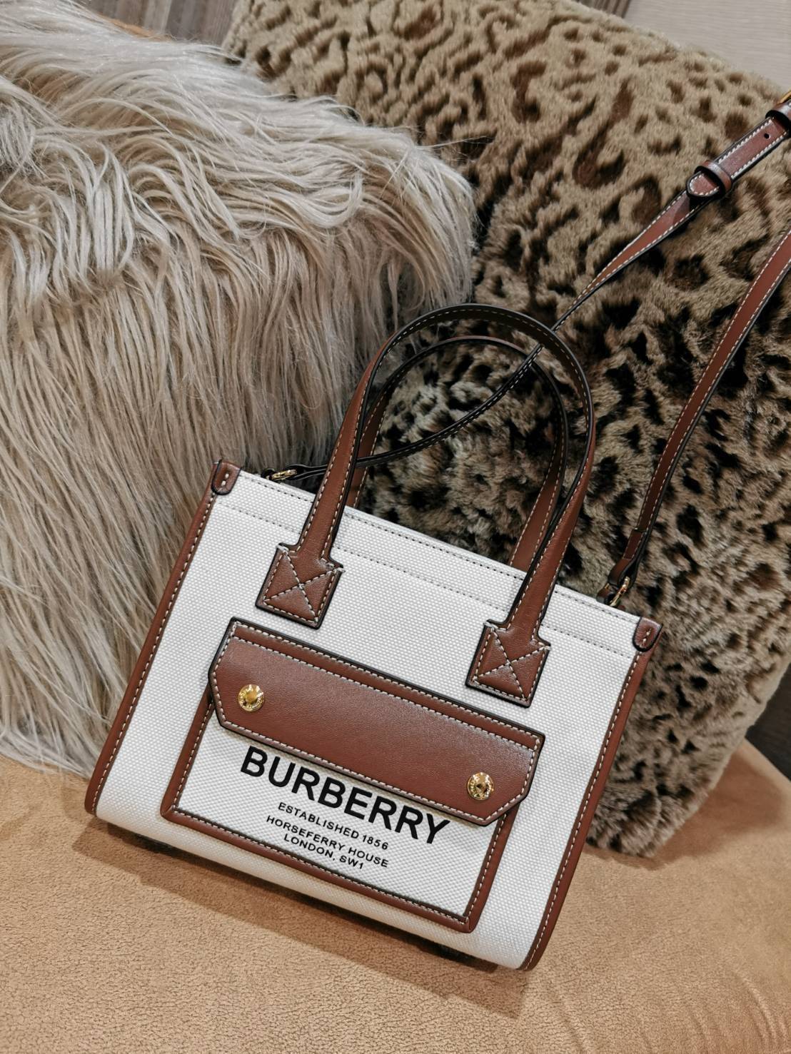 BURBERRY FRAGRANCES CROSSBODY BAG VIP GIFT WITH PURCHASE (GWP) พรีเมี่ยมกิ๊ฟ Limited Edition จาก BURBERRY PERFUME วัสดุ Canvas & Leather ทรงเหลี่ยม TwoTone ดีไซน์สวยอยู่ทรง ด้านหน้ามีช่องใส่ของ ภายในโล่งกว้าง สามารถใส่กระเป๋าสตางค์ยาว มือถือ ของใช้ได้เยอะ