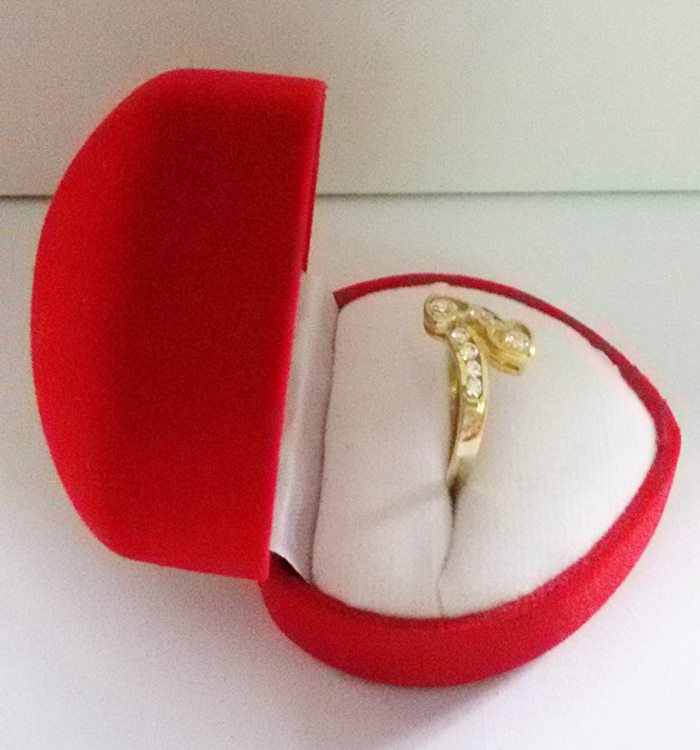 สินค้าหมดค่ะ แหวนเพชรทองเหลือง แบบ2(หัวใจไขว้2ดวง)พร้อมกล่องกำมะหยี่รูปหัวใจค่ะ