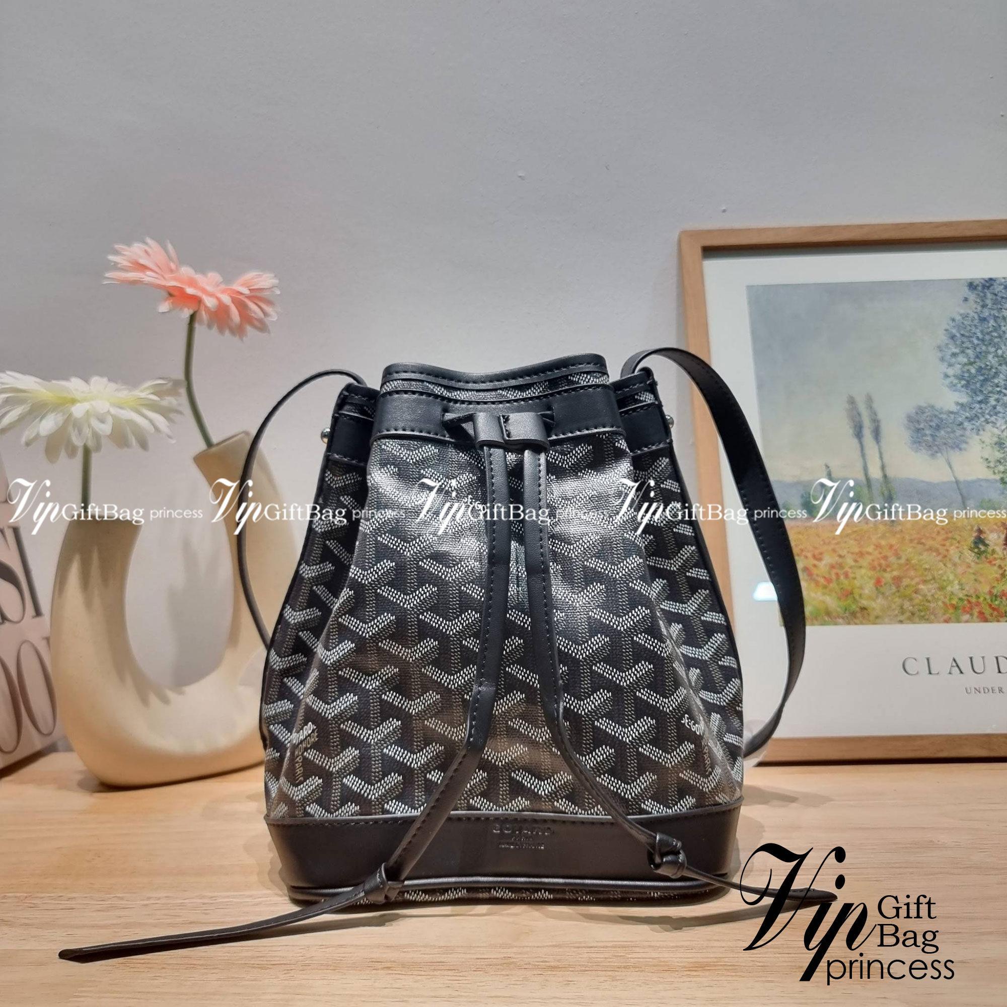 GOYARD PETITE FLOT BUCKET BAG กระเป๋าสะพายทรงบัคเก็ต ที่ดีไซน์สะดวกต่อชีวิตมาก รูปทรงคลาสสิค ดีไซน์เป็นเอกลักษณ์ สดใสทุกสี ดูผู้ดีในตัว วัสดุหนังแคนวาสพิมพ์ลายสวยคม ปากกระเป๋ารูดเปิด-ปิดได้ตามชอบ ภายในเป็นช่องโล่ง ใส่กระเป๋าสตางค์ มือถือ ได้ครบถ้วน มาพร้อ