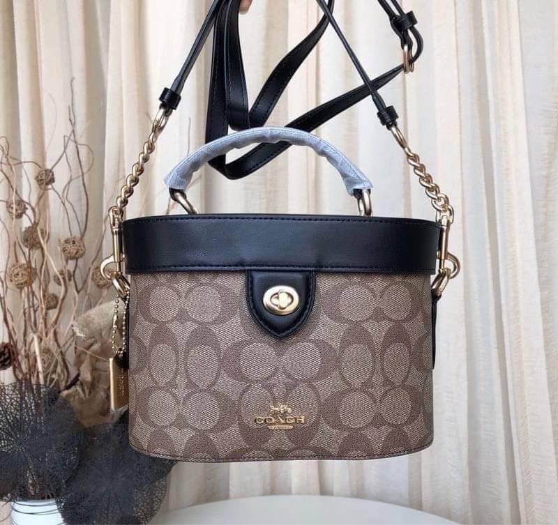 COACH KAY CROSSBODY IN SIGNATURE ((78277)) กลับมาอีกครั้ง! กระเป๋าหิ้ว//สะพายแบบครอสบอดี้ร์ หนังแท้นิ่มสวย เปิดปิดกระเป๋าแบบหมุนล็อค ภายในโล่งสามารถใส่กระเป๋าเงินใบกลางได้;มือถือได้ทุกรุ่น; มีช่องเล็กให้ใส่ของจุกจิก;ซัปในบุผ้าอย่างดีเลยค่ะ มาพร้อมสายสะพาย