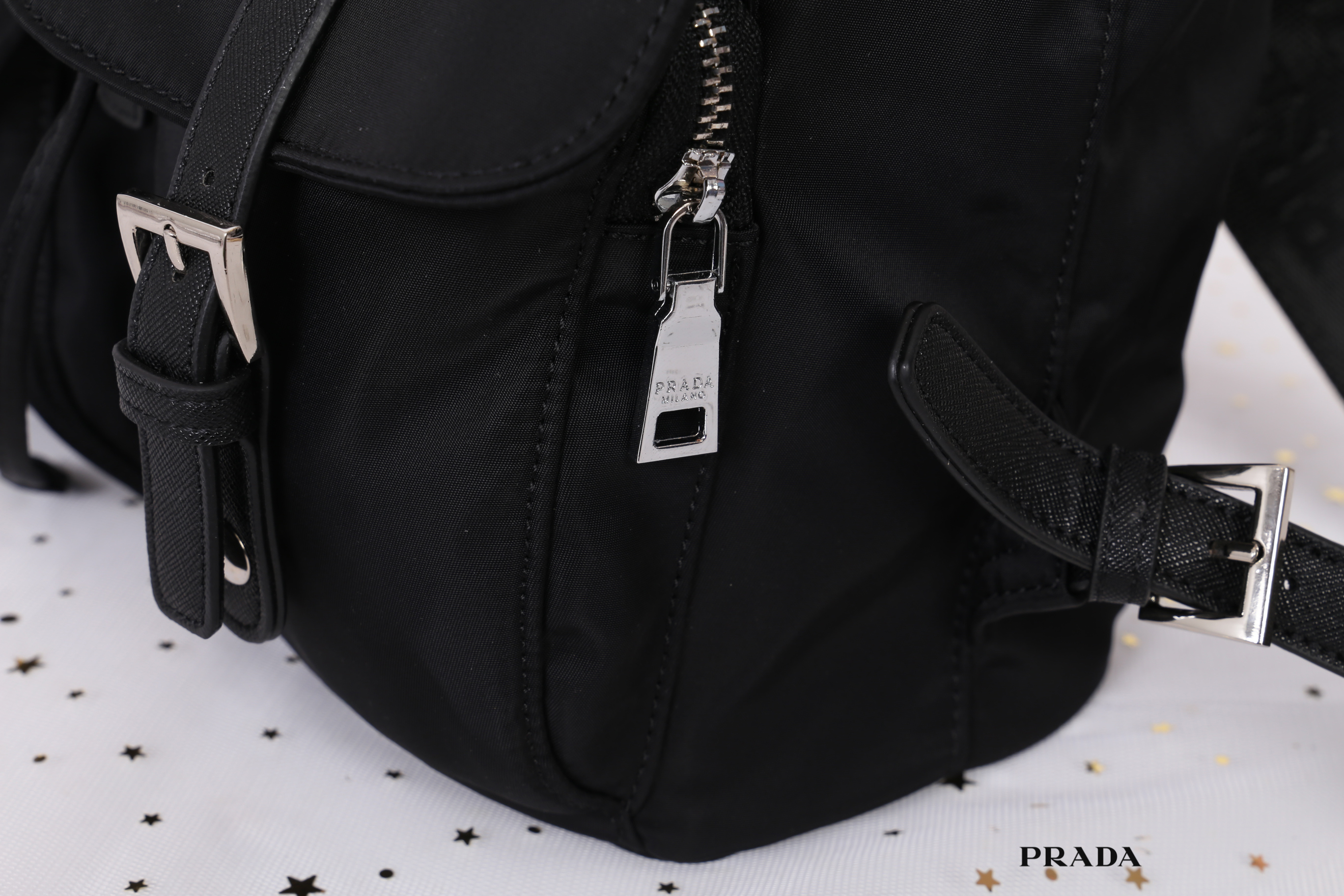 PRADA premium gift Nylon Backpack With Pocket วัสดุผ้าไนล่อนกันน้ำเนื้อหนาอย่างดี ใบนี้ ดีไซต์สวยเก๋ งานดีมากๆ อะไหล่แบรนด์ทุกจุด ใบนี้เก๋ตรงที่ เป็นเป้แบบหูรูด ทรงสวยน่ารัก แถมยังมีเปิดปิดด้วยกระดุมแม่เหล็กและแต่งด้วยเข็มขัดปรับได้ด้วย ด้านหน้ามีกระเป๋าอ