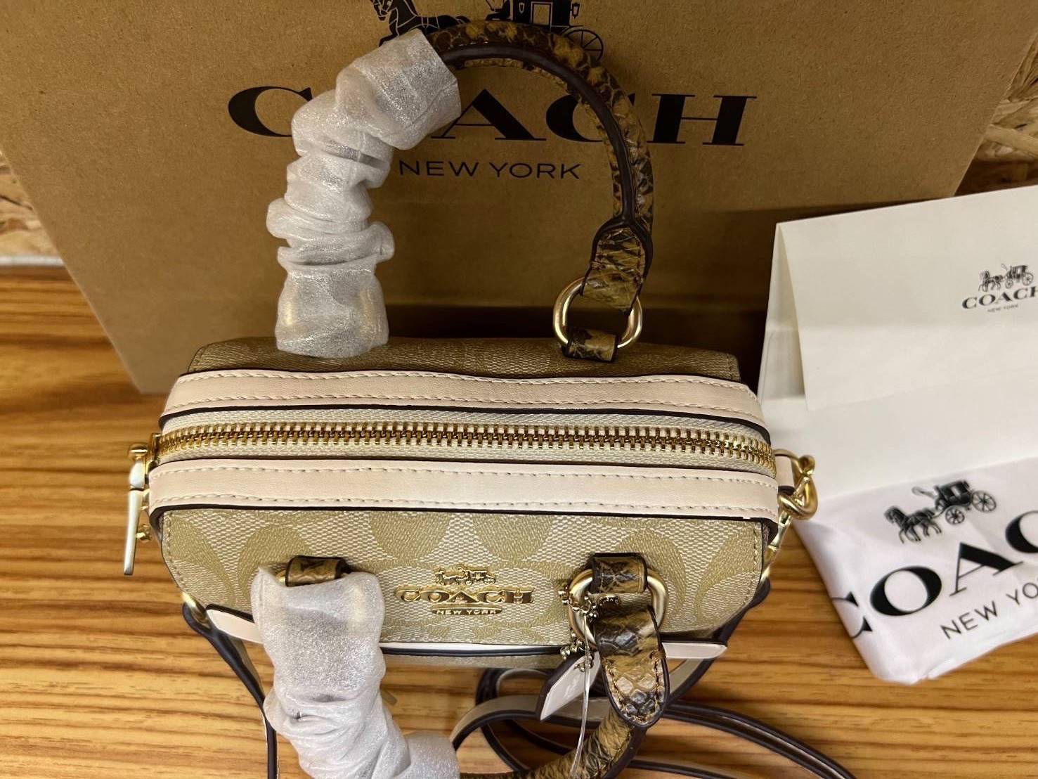 จิ๋วแต่แจ๋วไปเลยค่าา😘 COACH MICRO ROWAN CROSSBODY ((2300)) MINI พร้อมส่ง! บอกเลยสาวๆห้ามพลาด ใบจริงสวยมากๆค่ะ! กระเป๋าขนาดมินิๆ หนังCanvas ผสมหนังบายหูตรงหูหิ้วได้ลงตัวสวยวามมากๆเลยค่ะ//ด้านหน้ามีช่องซิปเล็กใส่เหรียญ เปิดปิดช่องหลักแบบซิป ภายในใส่