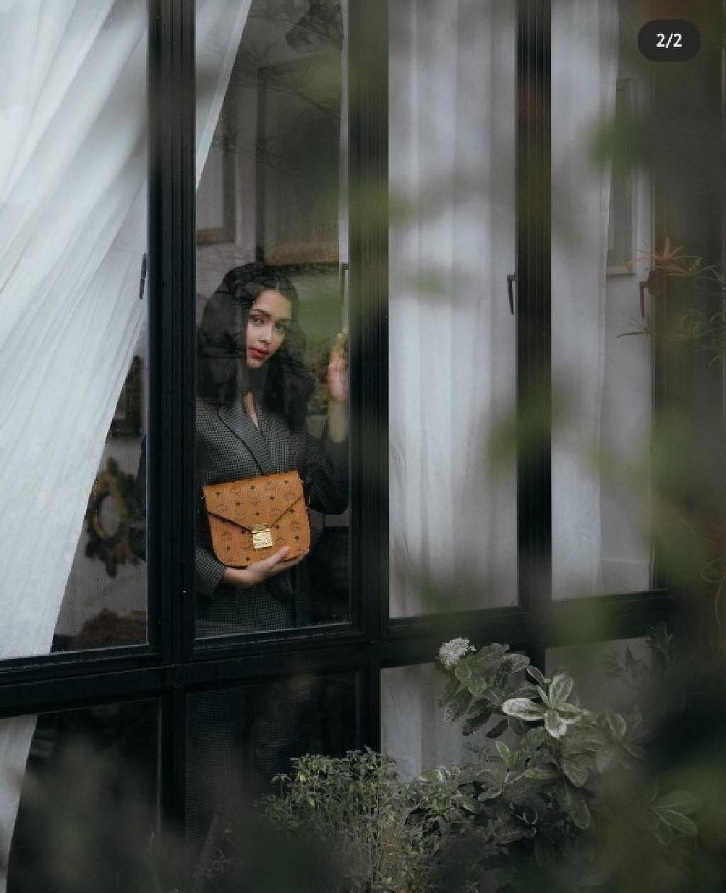 M.C.M PATRICIA SHOULDER BAG IN VISETOS กระเป๋าสะพายไหล่/ข้าง ดีไซน์ได้อย่างมีสไตล์ ดูมีสเน่ห์ด้วยทรงกระเป๋าที่โค้งบริเวณฐาน ให้ความรู้สึกนุ่มนวลมากขึ้น ใบนี้แมทช์ได้กับทุกลุค เท่ๆ casual หรูหรา หวานๆ ก็ทำให้โดดเด่นได้ด้วยไอเท็มนี้ วัสดุหนังแคนวาสคุณภาพดี 