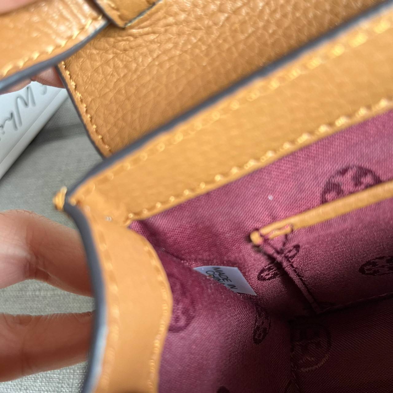 TORY BURCH BRLTTEN SMALL SADDLE BAG / Tory Burch Britten Flap Shoulder Bag กระเป๋าสะพายข้าง วัสดุหนังแกะแท้ ด้านหน้าประดับโลโก้แบรนด์ เปิด-ปิดกระเป๋าแบบกระดุมแป็กแม่เหล็กแน่นหนา ภายในมีช่องหลัก ใส่กระเป๋าเงินใบกลาง มือถือได้ทุกรุ่น มีช่องแยกใส่ของจุกจิกอี