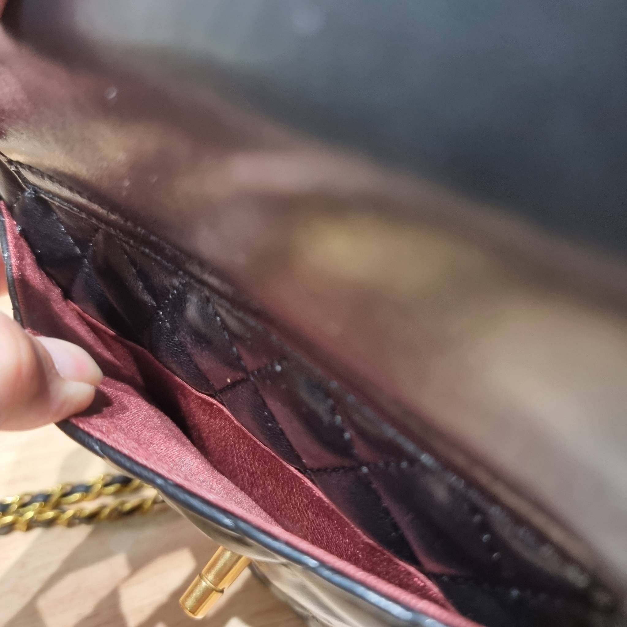 CHANEL Heart Bag Lambskin & Gold-Tone Meta สวยมาก มงลงมาก!! กระเป๋าสะพายสุดคิ้วท์ ที่ดีไซน์รูปทรงหัวใจไม่ซ้ำใคร น่ารักทุกสี น่าใช้ไปเลยแม่!! วัสดุหนังแกะฟอกสี เปิด-ปิดด้วยซิป ด้านหน้ามีช่องเก็บของจุกจิก ภายในเป็นช่องโล่ง ใส่มือถือ ใส่กระเป๋าสตางค์สั้นได้ 