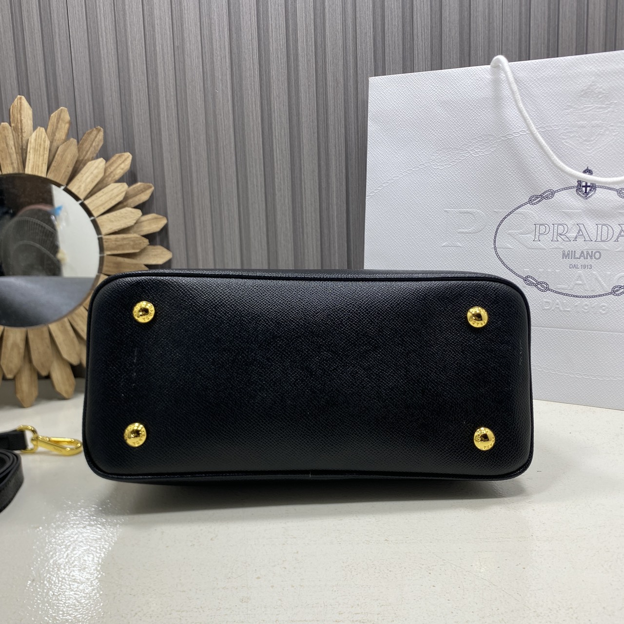 ORI หนังแท้ | Prada Matinee Medium Saffiano Leather Bag 28cm กระเป๋าสะพายทรงโฮโบสวยหรู ดีไซน์เรียบหรูตามแบบฉบับแบรนด์ ยังคงความเรียบแต่มากไว้อย่างหรูหราลงตัว ใช้งานได้หลากหลายโอกาส