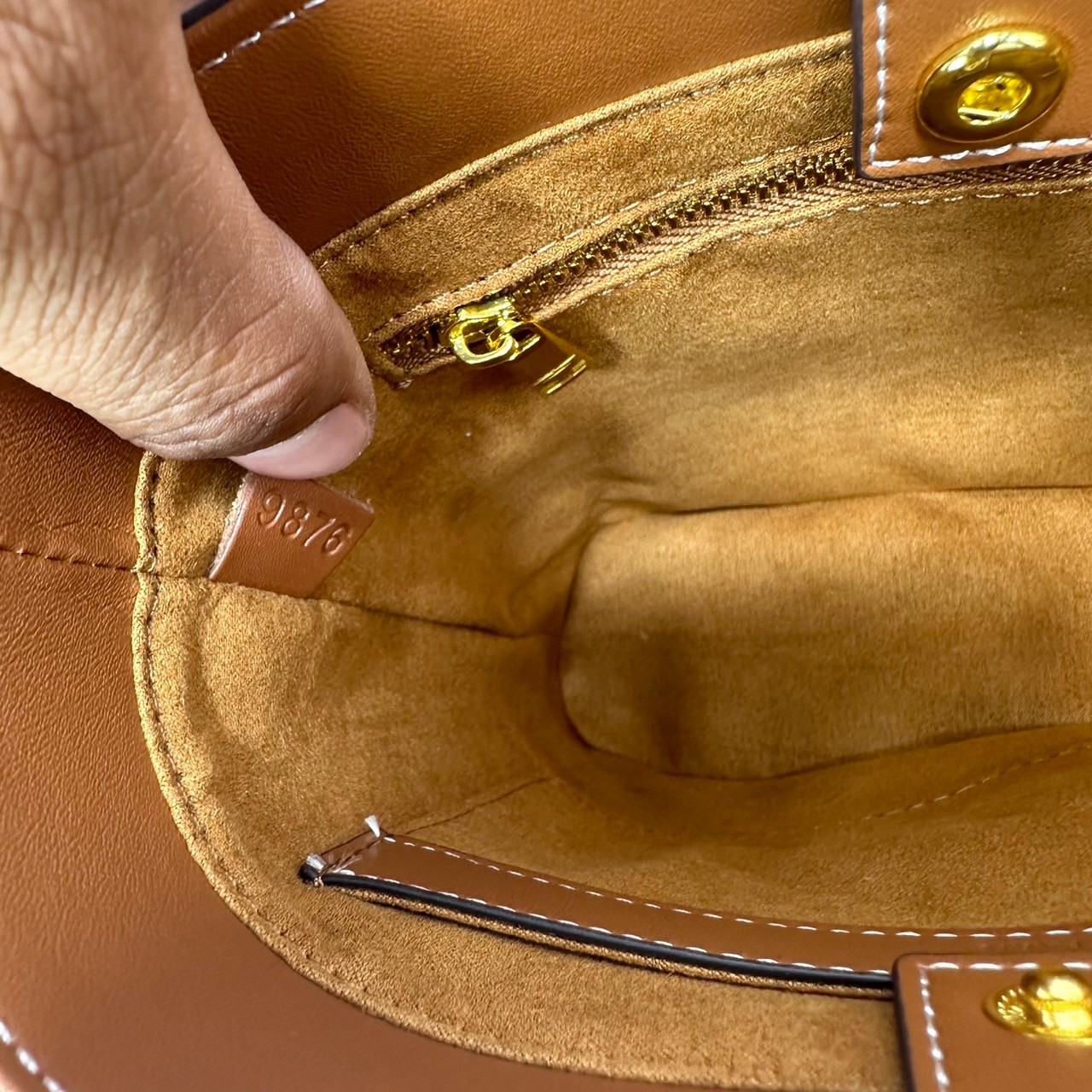 CELINE SMALL BUCKET CUIR TRIOMPHE in Smooth กระเป๋าสะพายทรงบัคเก็ต ใช้งานง่ายที่สุด สายสะพายในตัว รุ่นฮิตข้ามปี งานหนังแท้สวยเรียบหรู ผู้ดีไปอีก