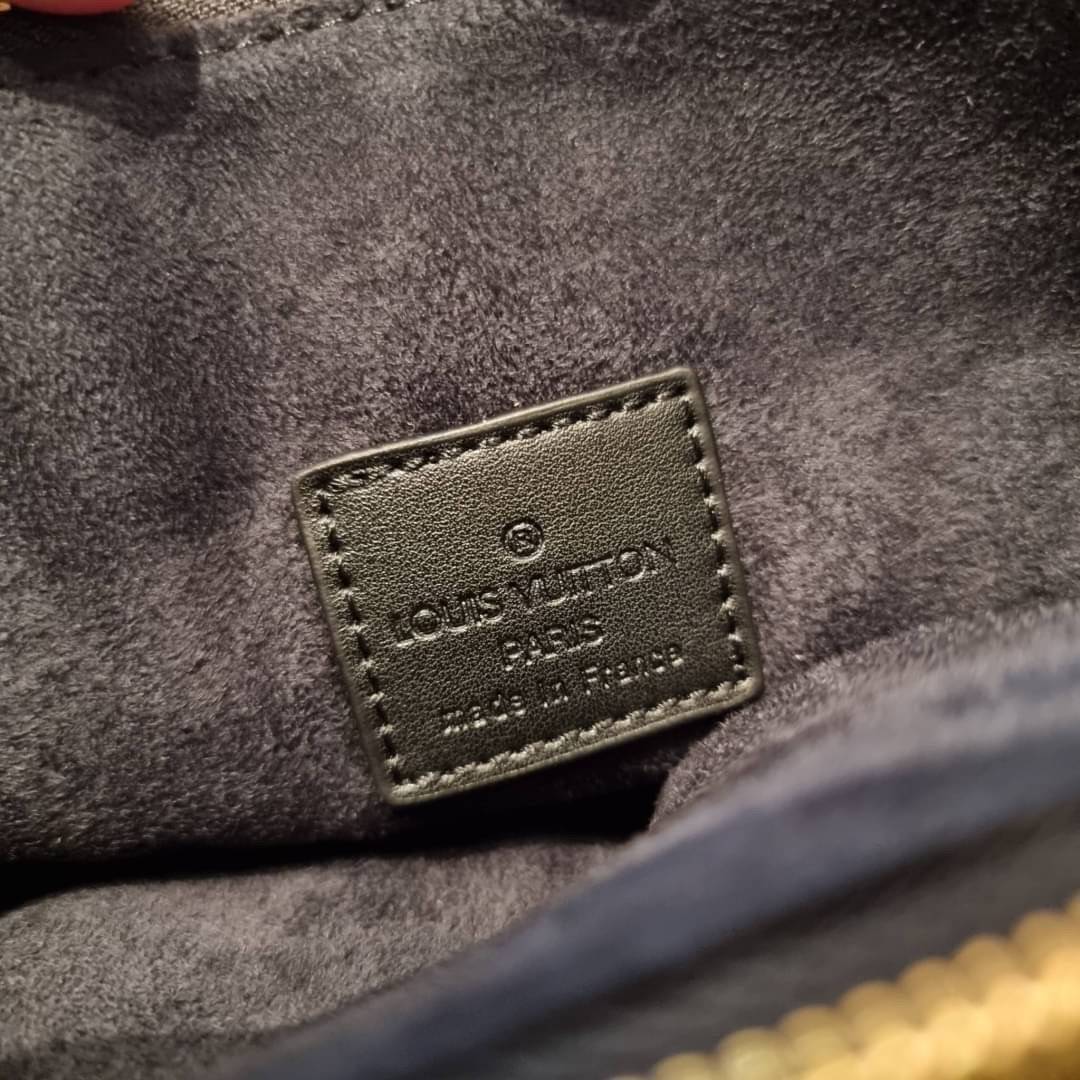 LV HANDLE POUCH MONOGRAM กระเป๋าสะพายกึ่งคลัชท์ สุดล้ำ ใหม่ล่าสุดมาแรงมาก ด้วยความสวยปังตั้งแต่แรกเห็น วัสดุหนังแกะปั๊มลายสวยคม มาพร้อมสาย 2 เส้น เลิศๆ มีสายโซ่ที่มีดีเทลละเอียดไม่ซ้ำ และสายสปอร์ตครอสบอดี้ ที่จะคล้องไว้ทั้งสองเส้นก็ดีงาม หรือสลับใช้ตามลุค