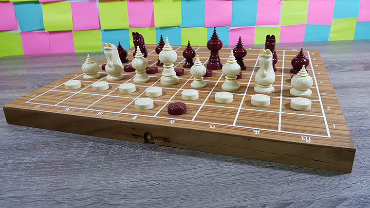 ชุดหมากรุกไทยตัวหมากปตท.(PTT)พร้อมกระดานไม้พับขนาด44x45 cm.