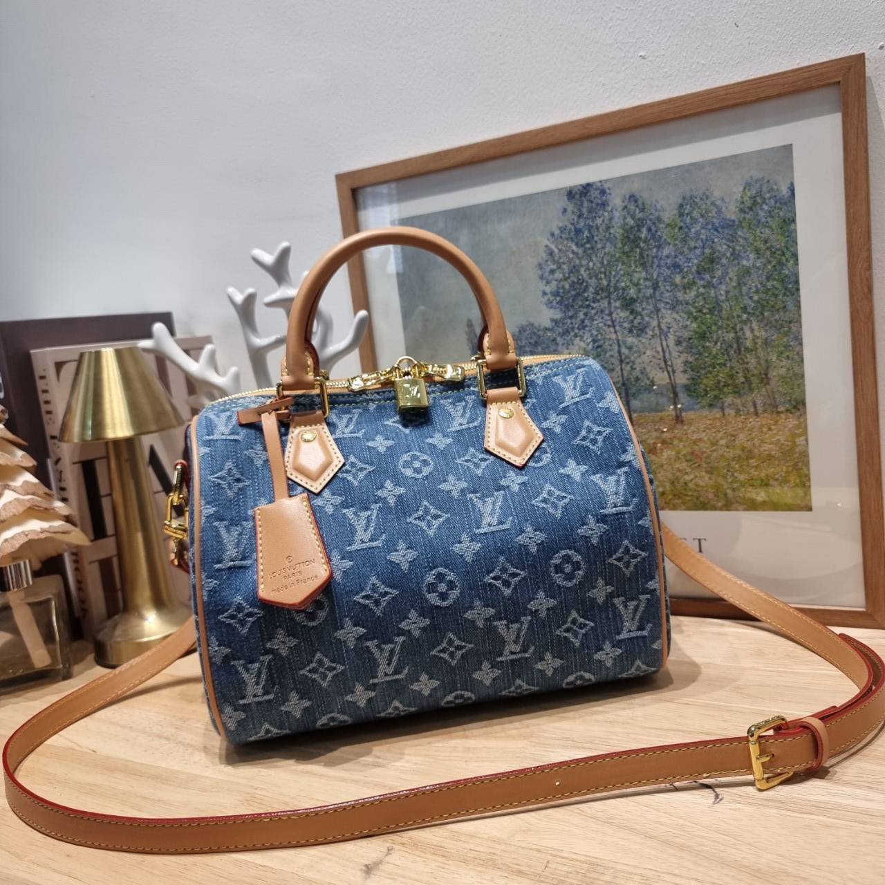 LV speedy 25 denim bag กระเป๋าทรงหมอน รุ่นท็อปฮิต กับดีไซน์ใหม่ต้อนรับฤดูร้น โดดเด่นด้วยการตกแต่งลายพิมพ์ไม่เกร่อ เดนิมสดใส