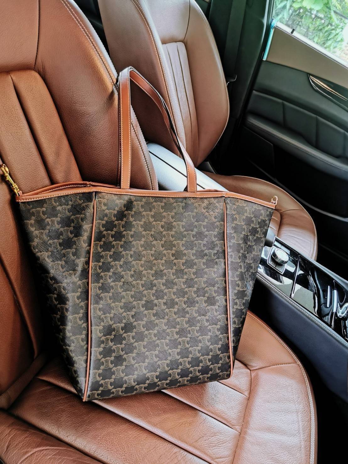 พรีเมี่ยมกิ๊ฟแท้ 100% 】CELINE SHOPPING BAG VIP GIFT WITH PURCHASE (GWP) กระเป๋าสะพายพรีเมี่ยมกิ๊ฟ Limited จาก CELINE HAUTEPARFUME DUTY FREE วัสดุ TRIOMPHE CANVAS หนังสวยอยู่ทรงกันน้ำในดีไซน์ทรง TOTE สวยหรูคลาสสิคไม่มีเอ้าท์