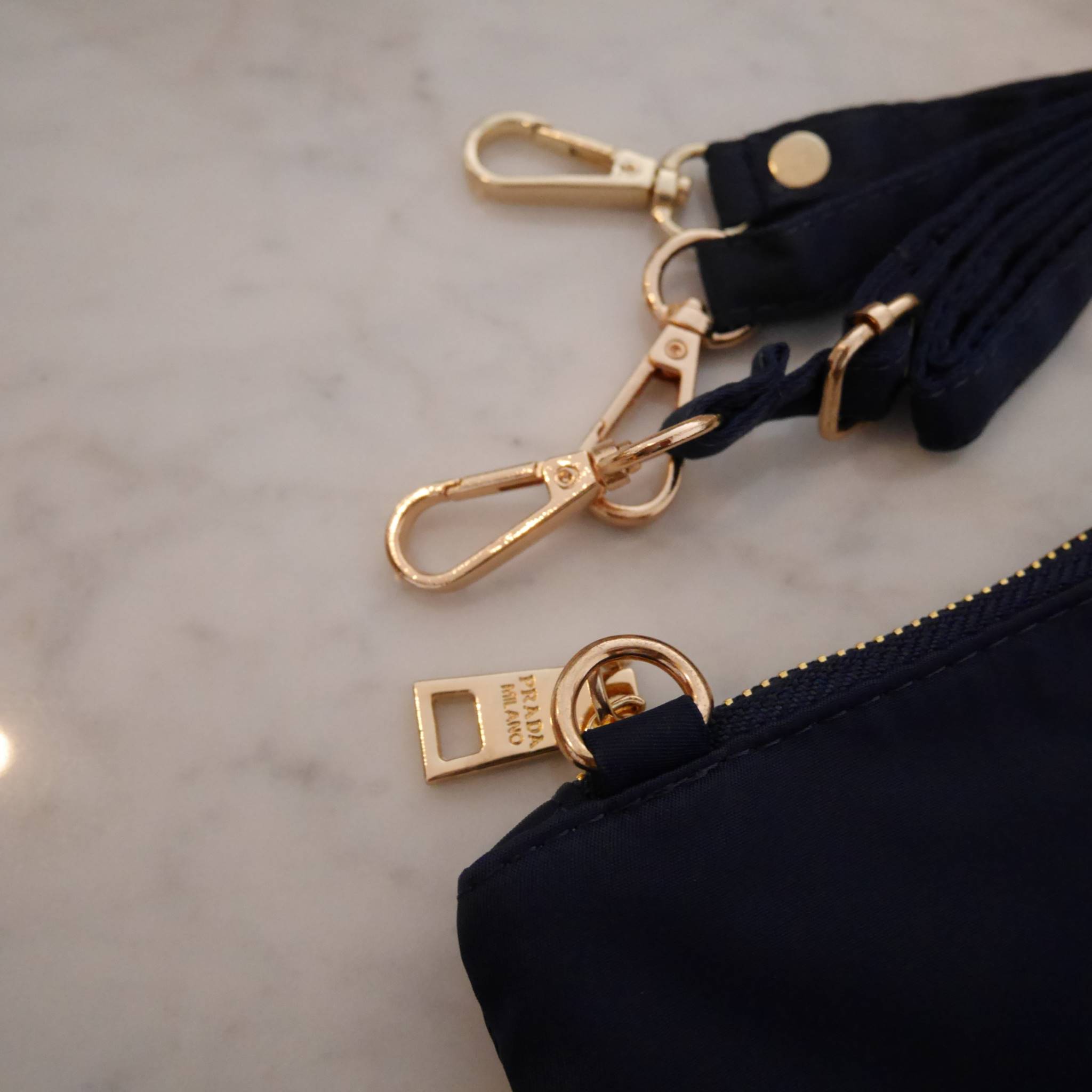 รุ่นยอดนิยม! **กลับมาแล้วคะ กระเป๋าอเนกประสงค์ทรง clucth & crossbody จาก งานพรีเมี่ยมกิ้ฟ จากเคาเตอร์ต่างประเทศคะ แบรนด์ PRADA มาค่า เป็น กระเป๋าผ้าไนล่อน ตามแบบฉบับของแบรนด์เลย ใบนี้มีสายยาวให้คะ **เลิศมาก สะพายเป็น shoulder bag ได้เลย ขนาดกำลังดีคะ ใส่ม