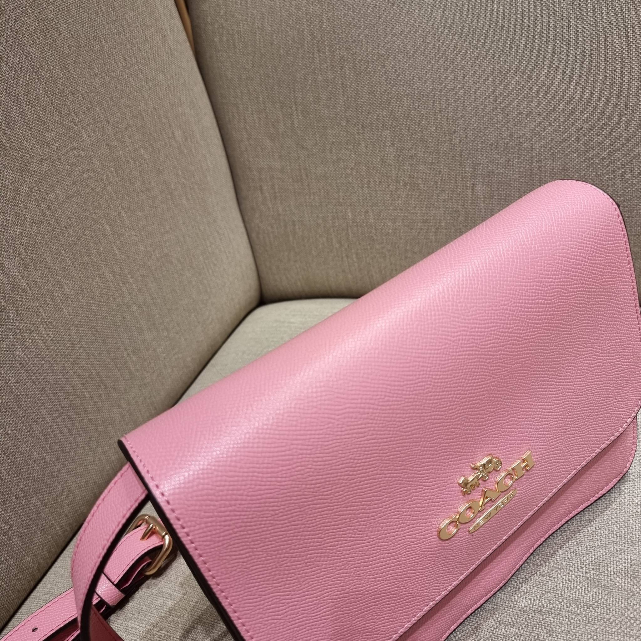 COACH C5632 BRYNN FLAP CROSSBODY แซ่บที่สุด ใหม่ที่สุด!! คอลเลคชั่นใหม่!! มองยังไงก็หลงรักละสายตาไม่ไหว กระเป๋าสะพายข้างลุคไฮน์ ที่ดีไซน์ออกมาได้ปัง และดูแพงมากๆ ด้วยดีเทลคลาสสิค รูปทรงใช้งานง่าย เรียบๆแต่มีดีเทล วัสดุหนัง crossgrain สวยคม!!! เปิด-ปิดด้วย