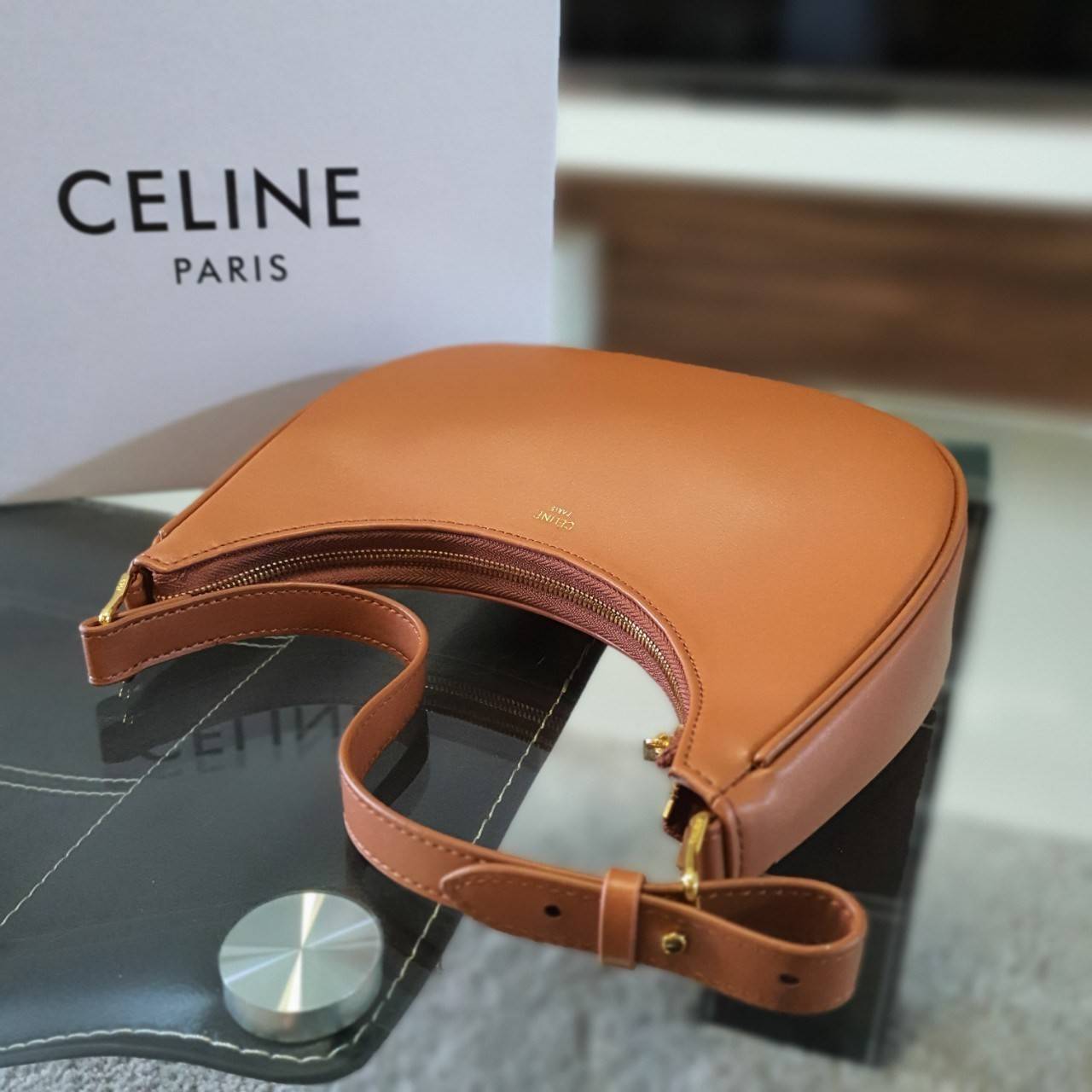 CELINE SHOULDER BAG VIP GIFT WITH PURCHASE (GWP) AVA BAG IN SMOOTH CALFSKIN พรีเมี่ยมกิ๊ฟ Limited Edition จาก CELINE HAUTE PARFUME DUTYFREE COUNTER วัสดุหนังสังเคราะห์เรียบสวย ดีไซน์สวยหรูฮิตสุดในเกาหลี! หนังสวยอยู่ทรงกันน้ำ เปิดปิดด้วยซิปแบรนด์ ภายในโล่ง