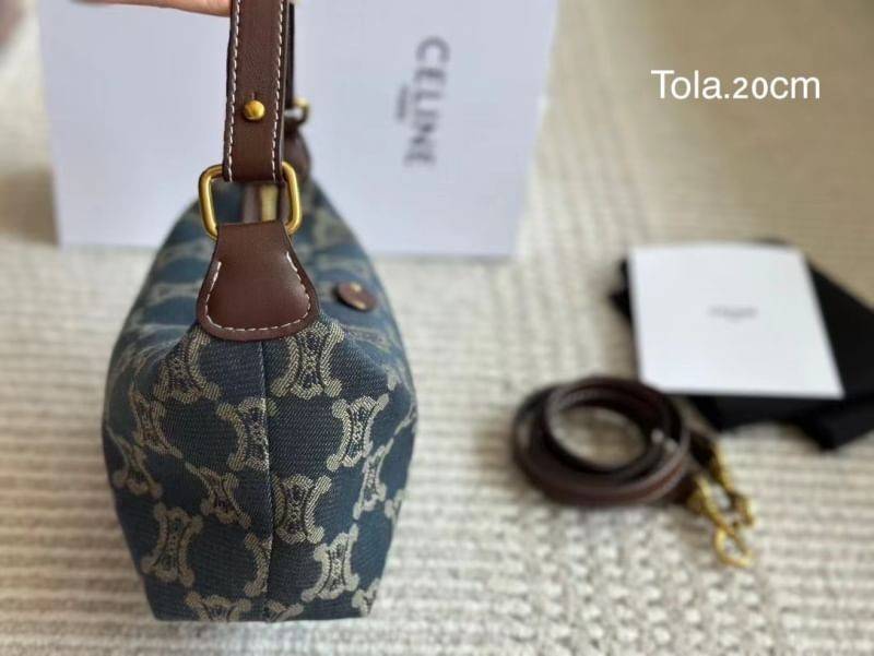 CELINE Vintage Denim Triomphe Lunch Box Bag กระเป๋าทรงโฮโบวินเทน งานเดนิมฟอกเข้ากับยุคสมัย สวยเท่ห์ พร้อมสายสะพาย รูปทรงใช้งานง่ายขนาดเหมาะมือ งานจริงน่าใช้มากค่ะ
