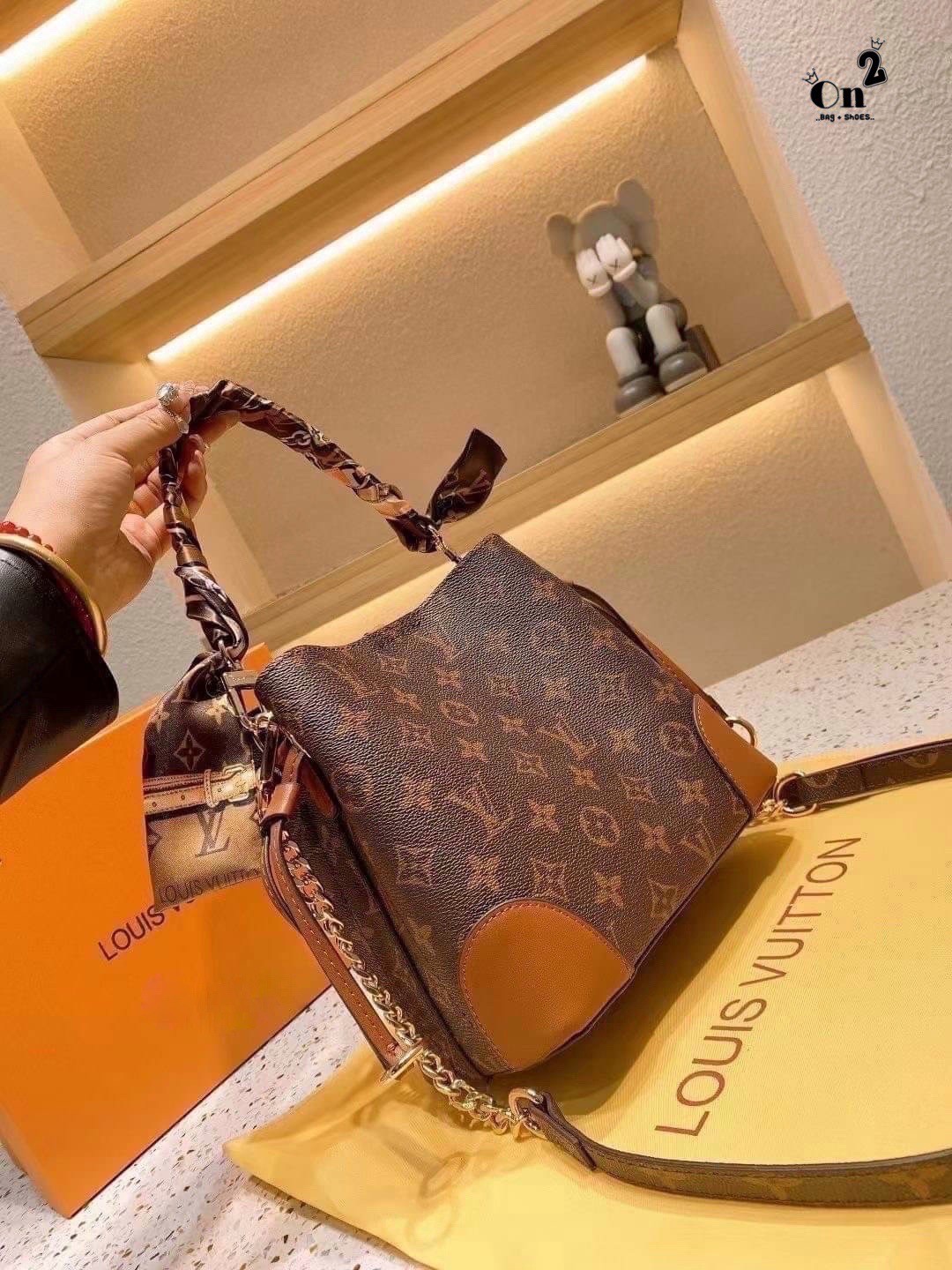 LV NeoNoe Monogram กระเป๋าสะพายทรงหรูหรา มีสไตล์ เป็นเอกลักษณ์ลงตัวสมบูรณ์แบบ จุของได้เยอะมาก ใบจริงสวยมากกกก ได้สวยก่อนใคร ต้องจัดแล้วจ้า พร้อมส่งความสวยที่นี่ ที่เดียว!!