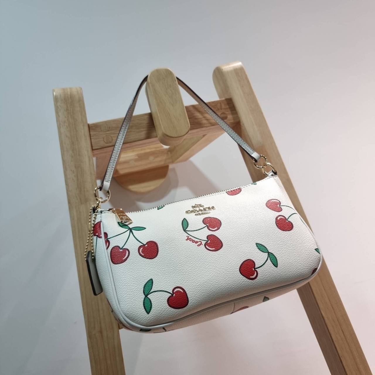 COACH F58321 TOP HANDLE POUCH คอลเลคชั่นสุดฮิต กับดีไซน์ใหม่ น่ารักน่าใช้ทุกแบบ กระเป๋าพอชทรงใช้งานง่าย สะดวก กะทัดรัด วัสดุหนังแคนวาสเคลือบคุณภาพ มาพร้อมสายคล้องในตัว และสายสะพาย crossbody ปรับเปลี่ยนได้ตามสไตล์ อีกหนึ่งไอเท็มที่สาวๆต้องมี ในราคาสุดคุ้ม 