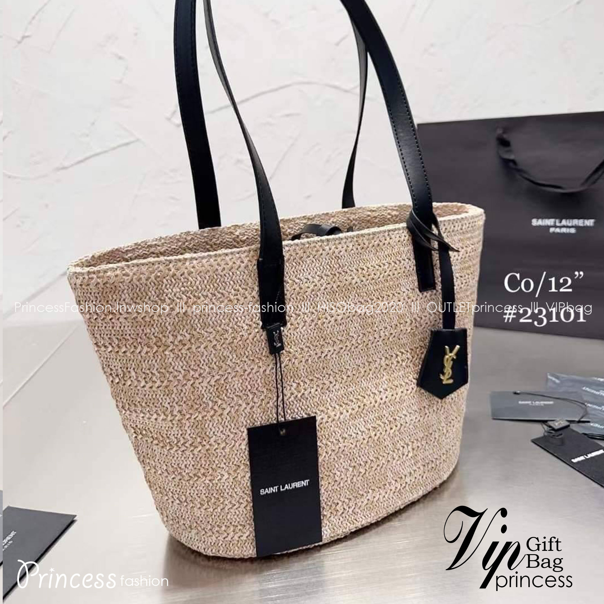 YSL Panier Medium Raffia Tote Bag กระเป๋าสะพายสานทรงโท้ทยูนีค ที่เติมดีเทลความหรูด้วยตัวกระเป๋าเป็นวัสดุสังเคราห์จากธรรมชาติ สานทอเต็มใบออกมาเป็นลวดลายสวยงาม ภายในโล่งกว้างมาก